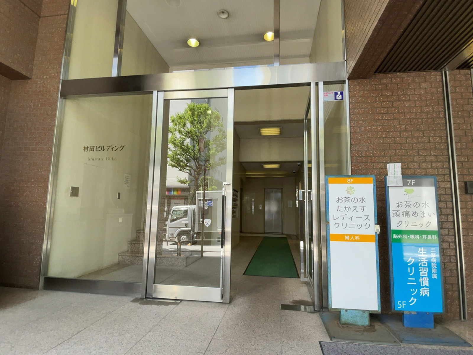 オフィスビル出入口