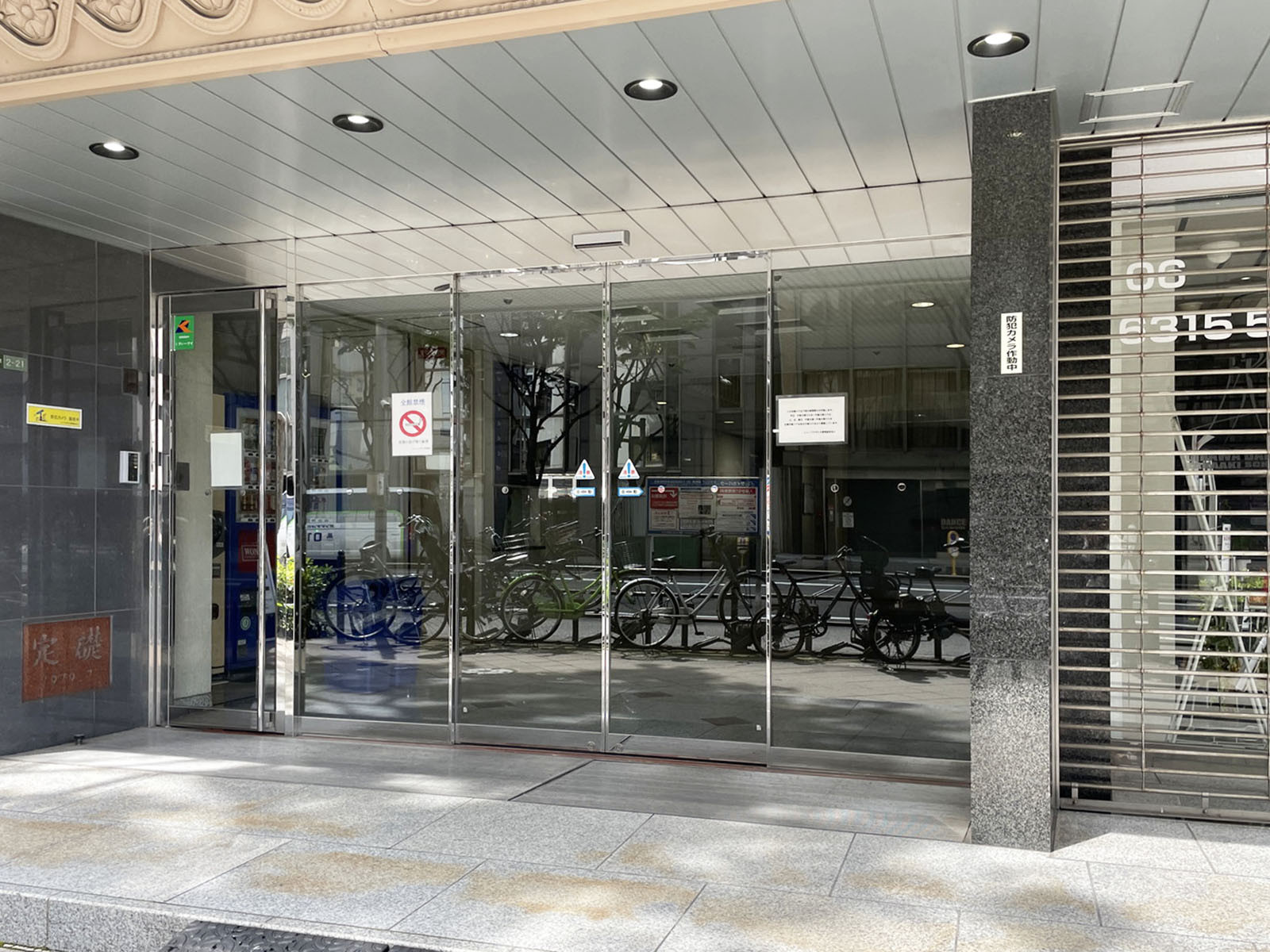 オフィスビル出入口