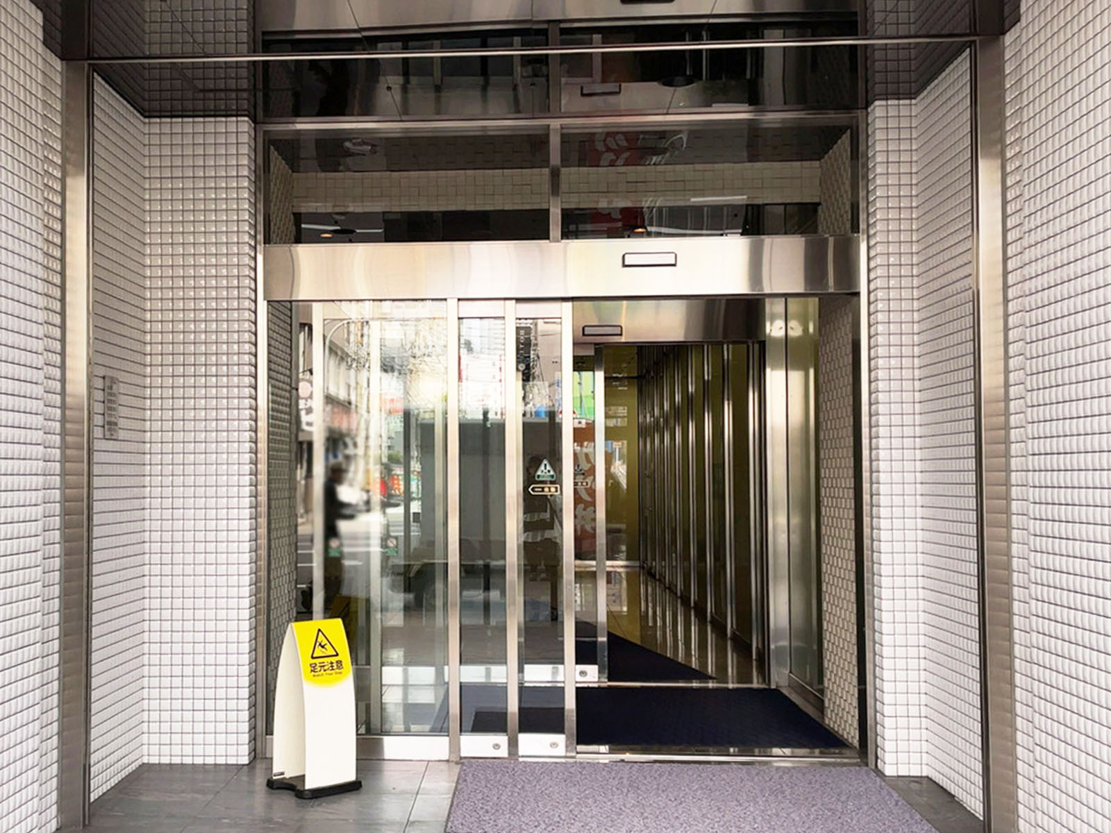 オフィスビル出入口