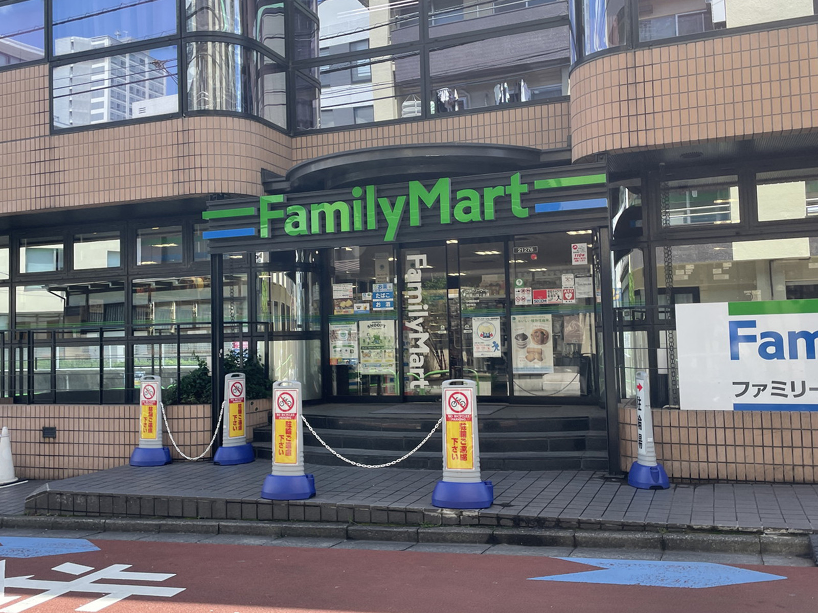 1階のファミリーマート南青山4丁目店
