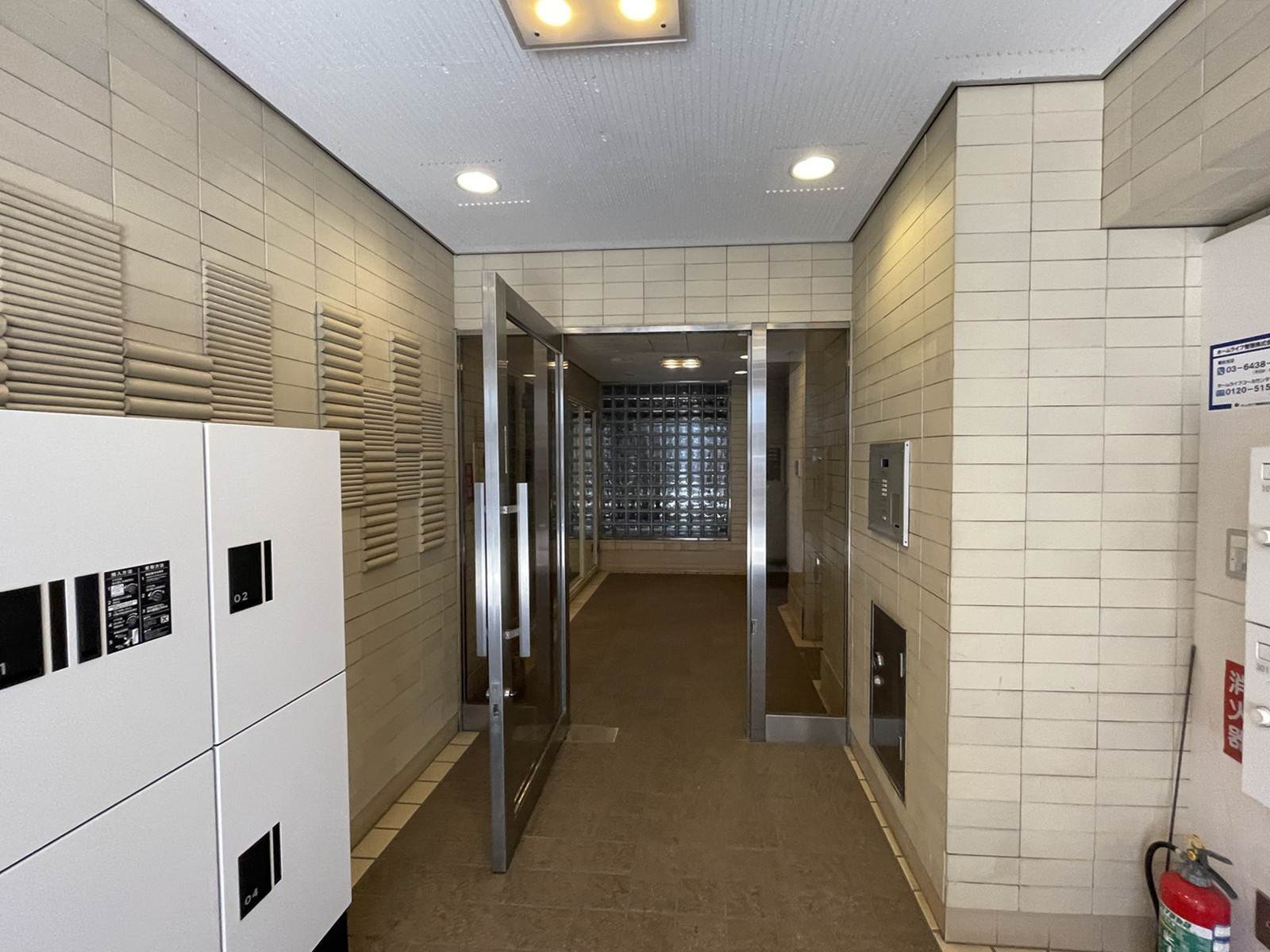オフィスビル出入口