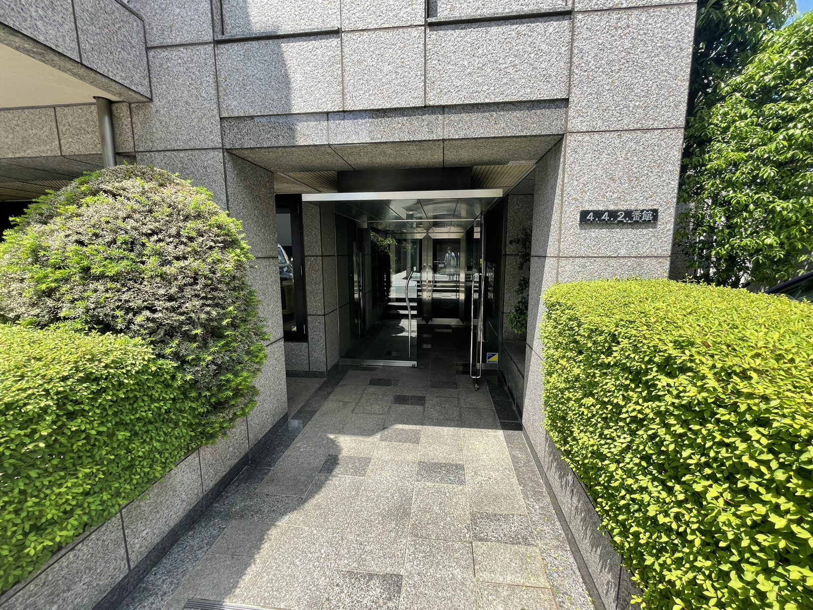 オフィスビル出入口