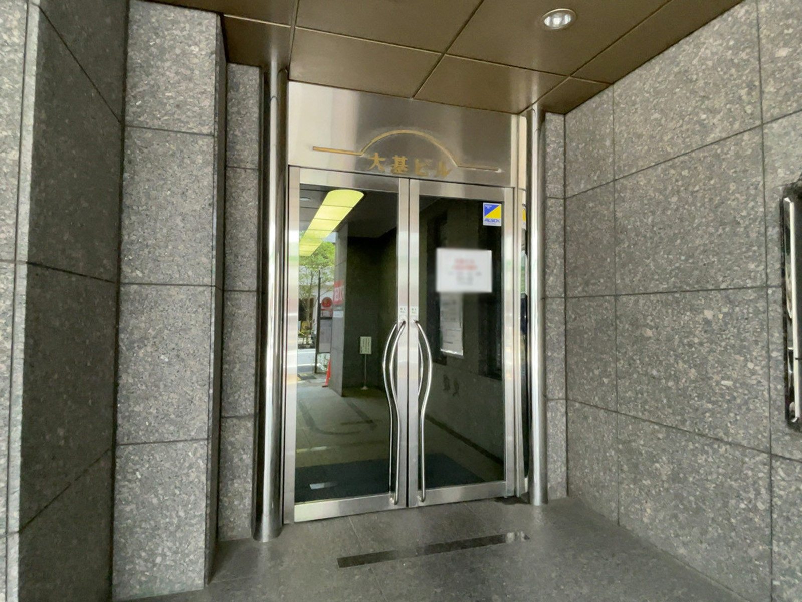オフィスビル出入口