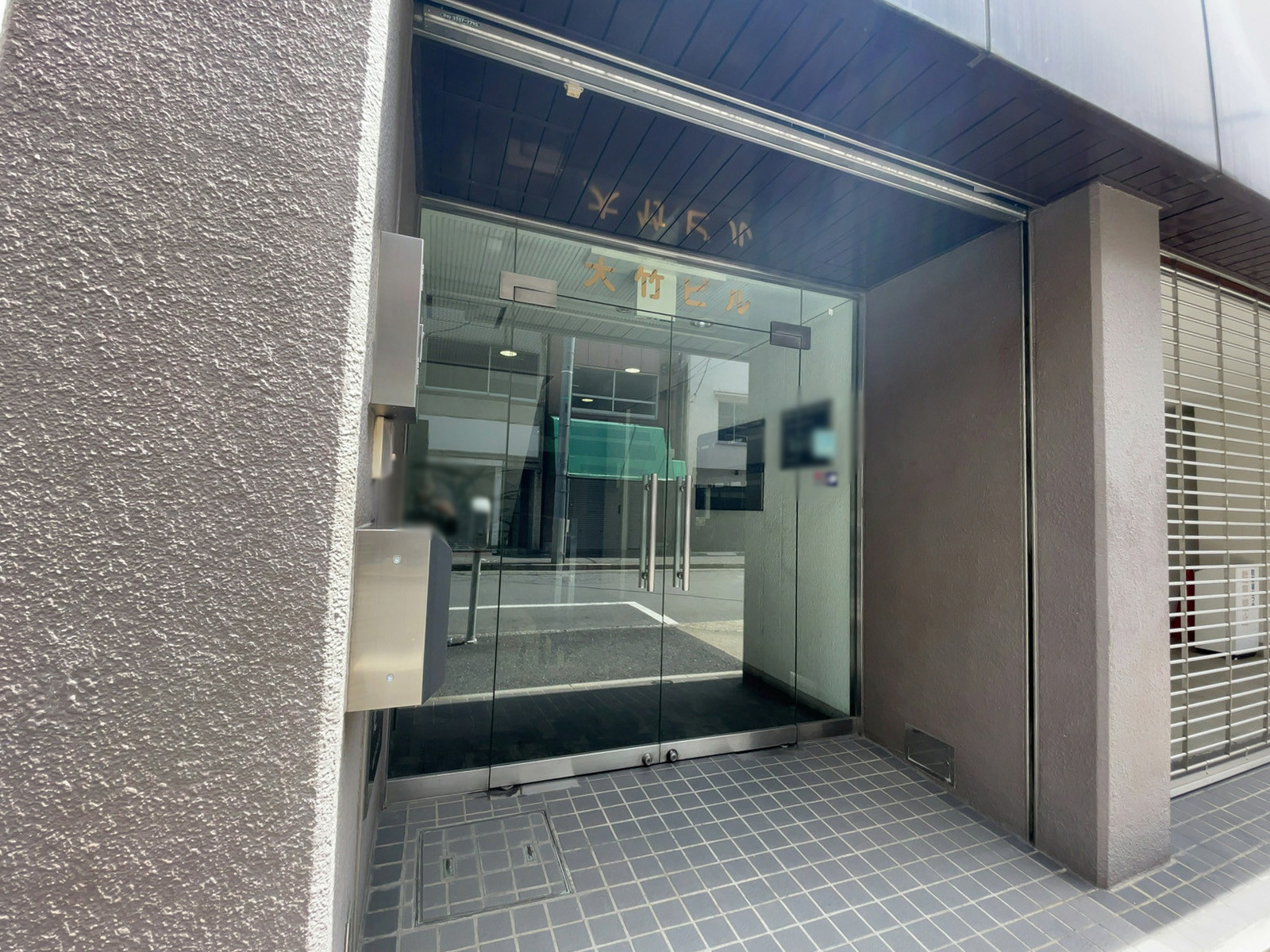 オフィスビル出入口