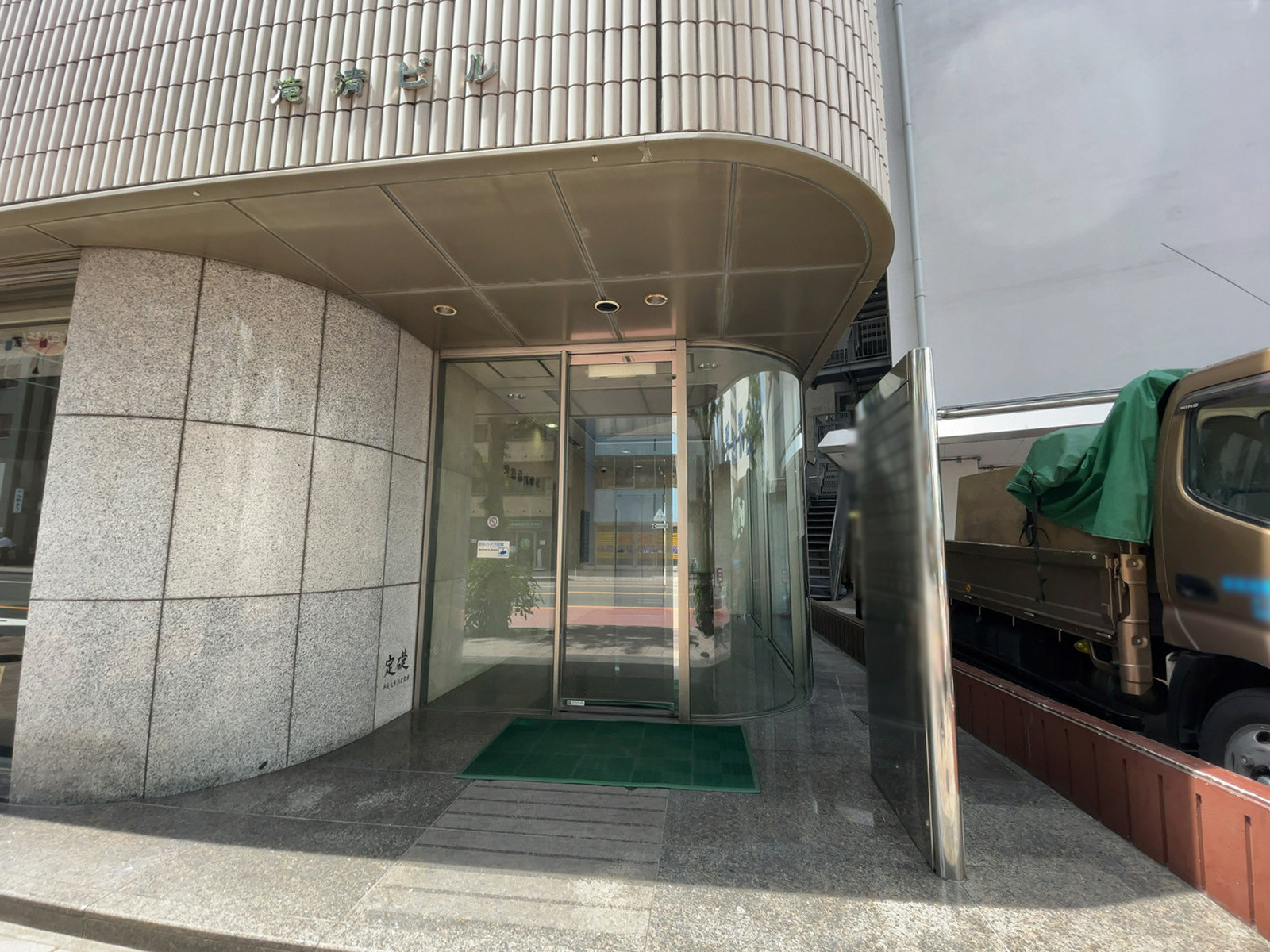 オフィスビル出入口