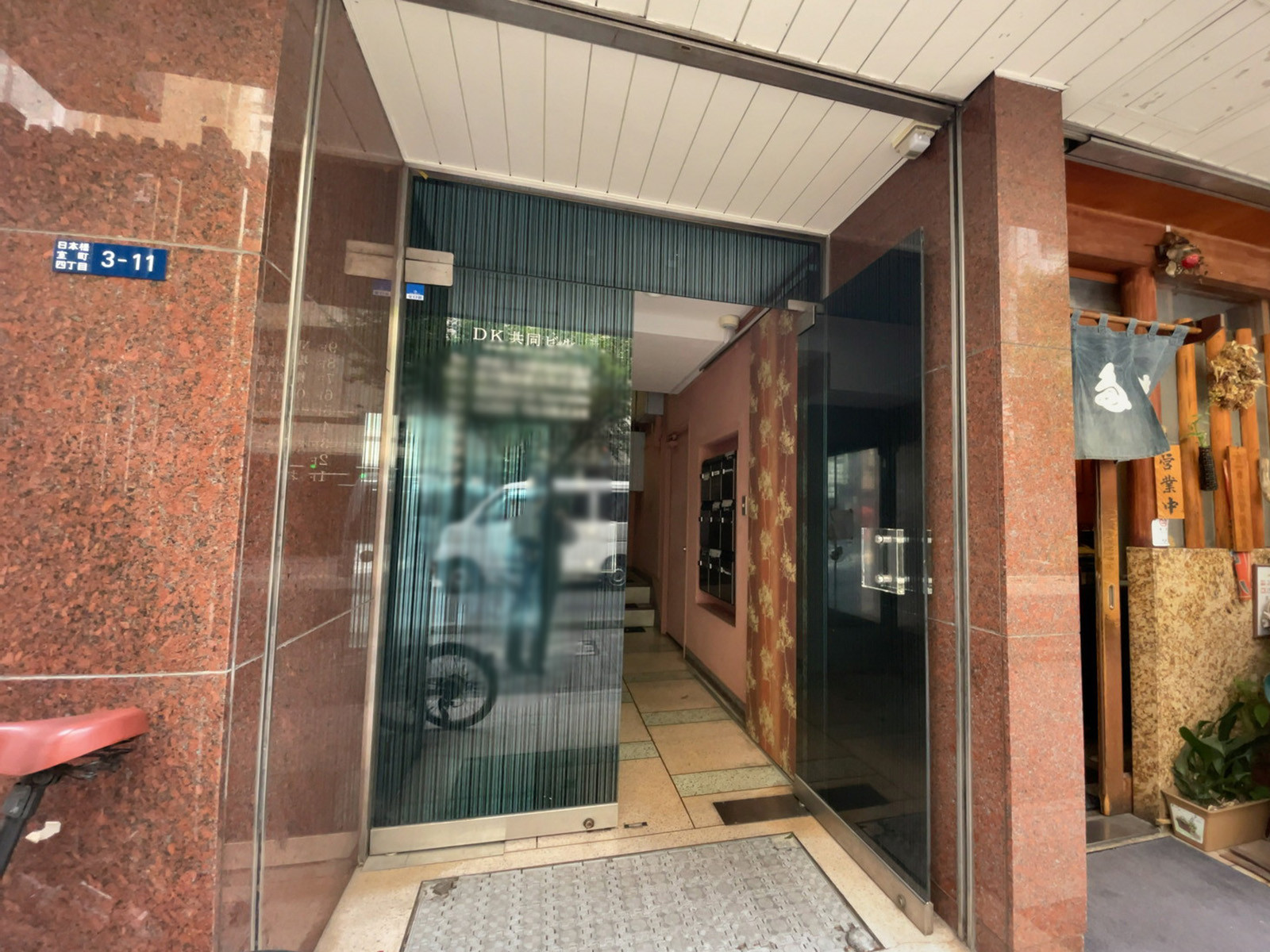 オフィスビル出入口