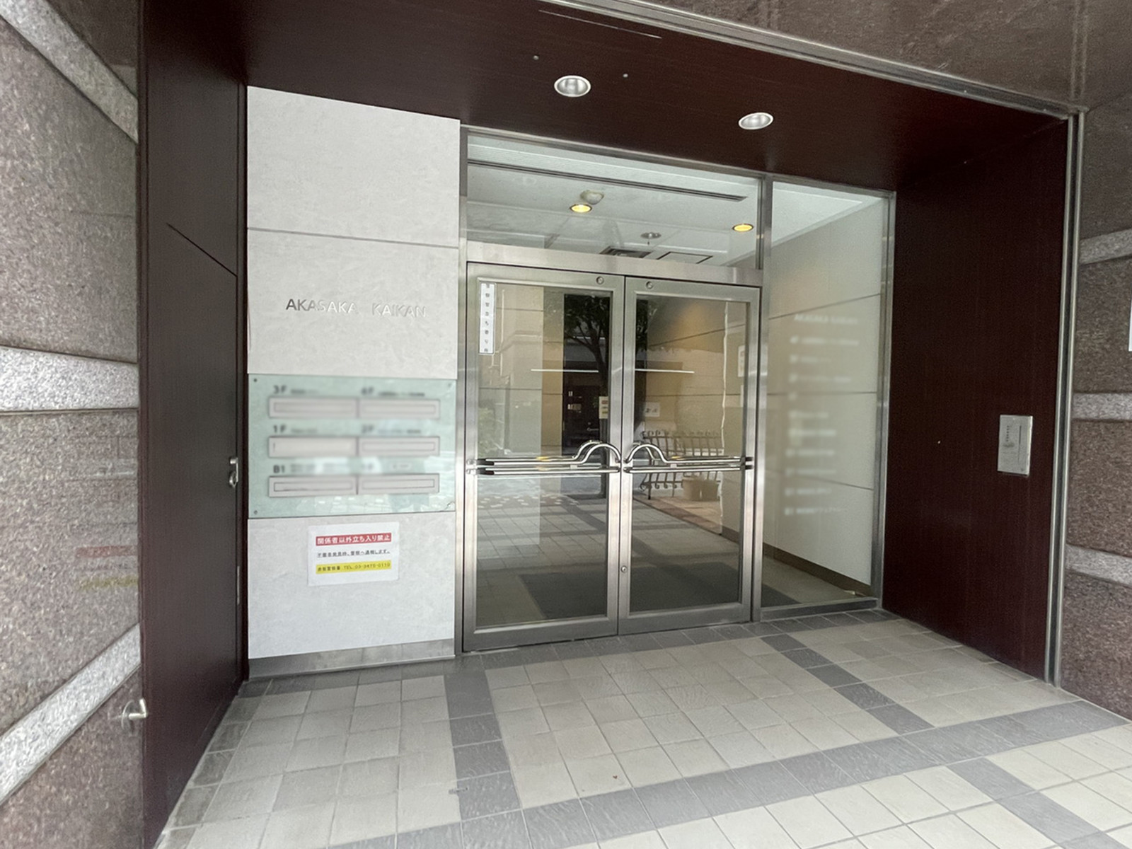 オフィスビル出入口