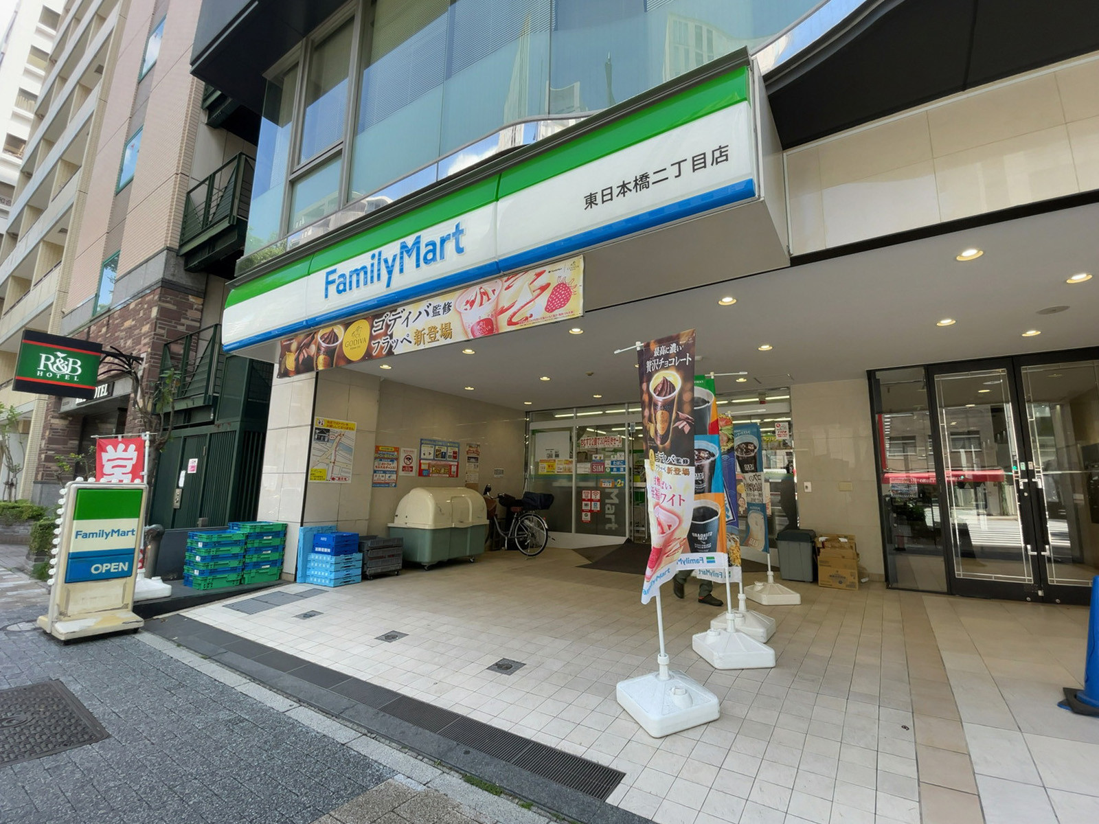 1階のファミリーマート 東日本橋二丁目店