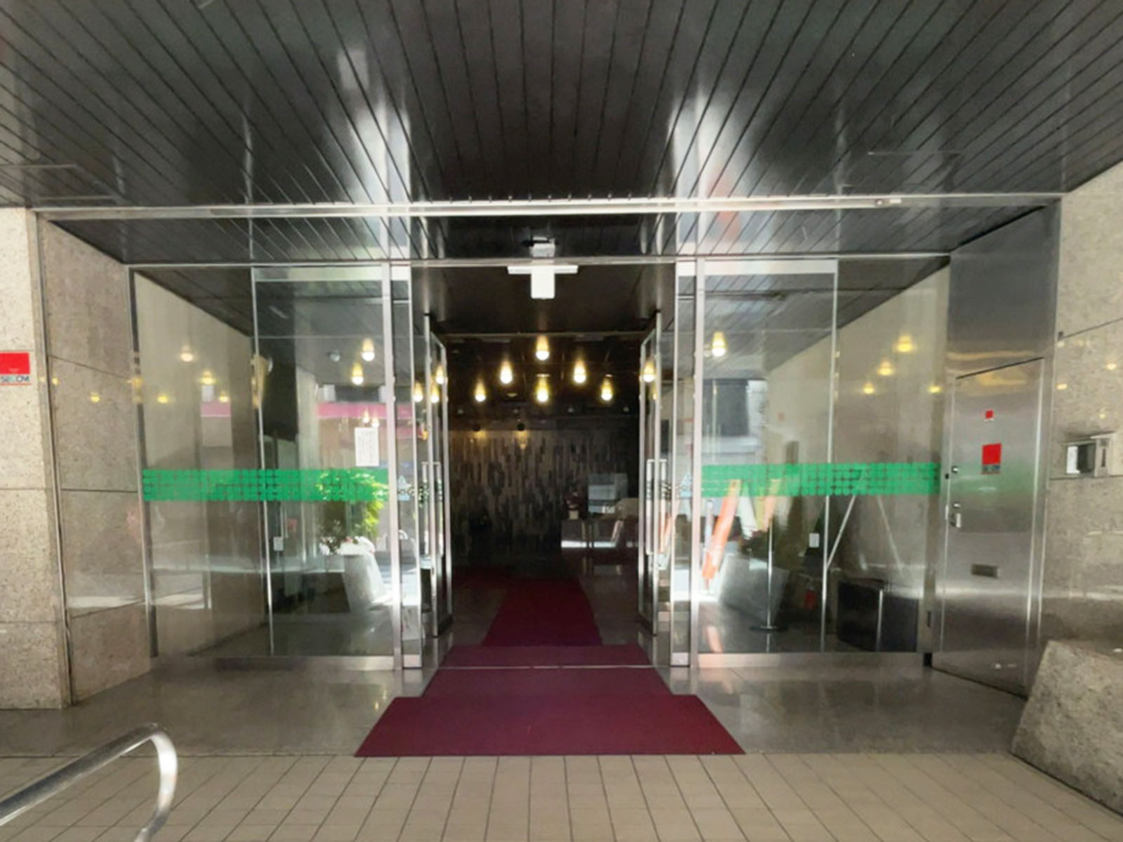 オフィスビル出入口