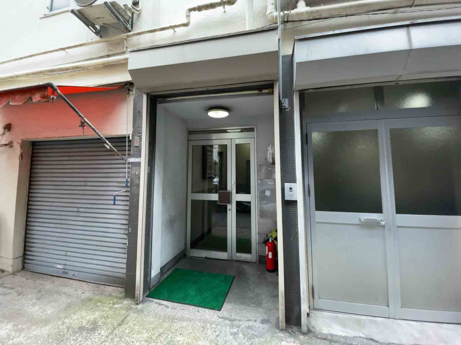 オフィスビル出入口