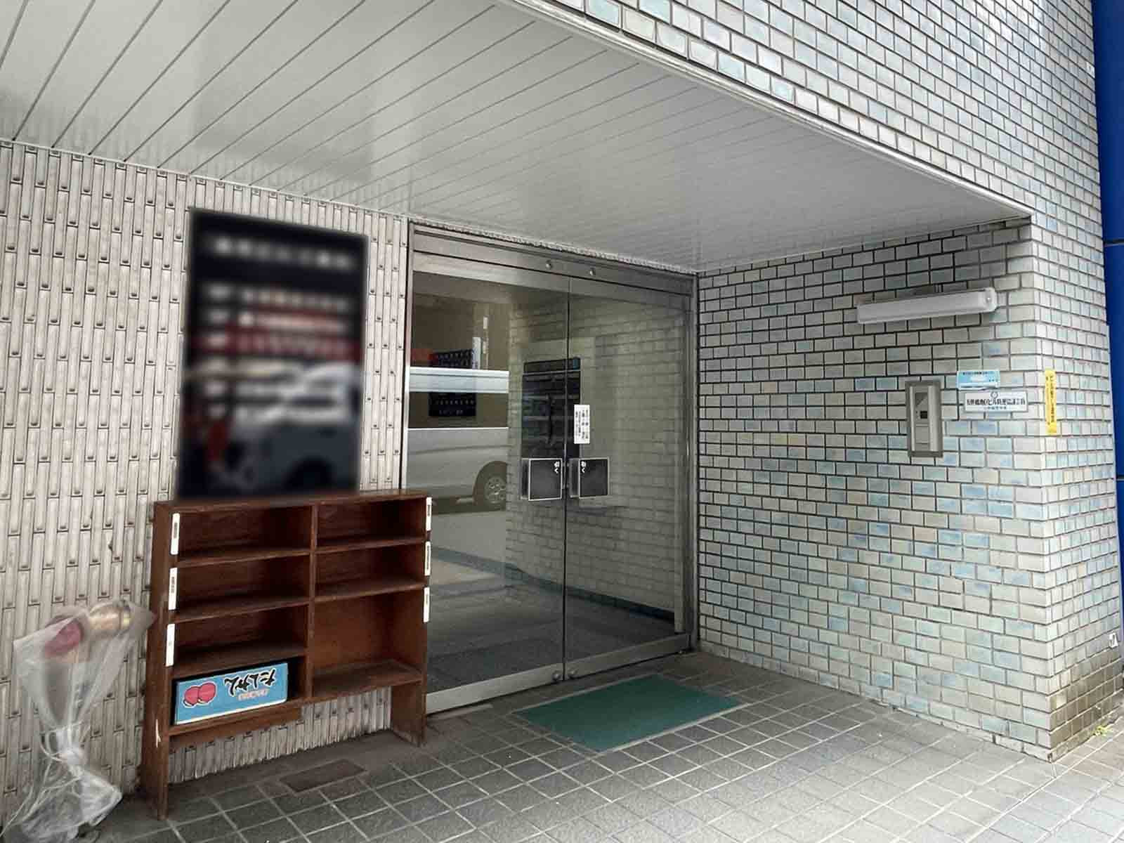オフィスビル出入口
