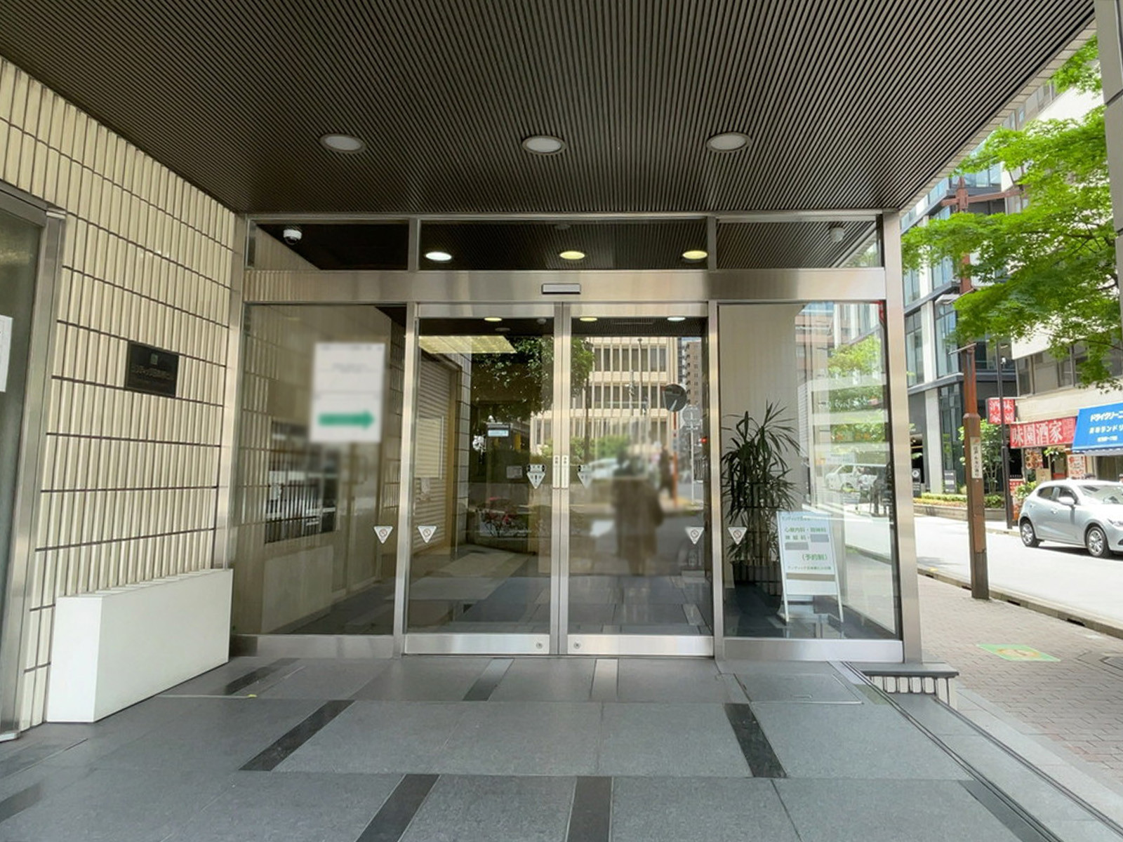 オフィスビル出入口