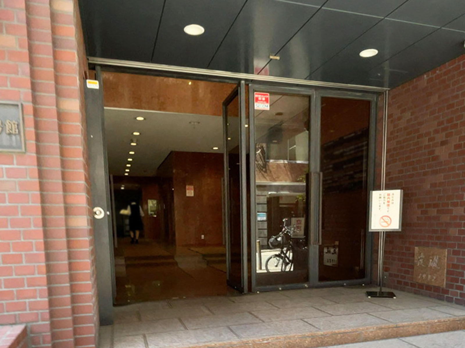 オフィスビル出入口