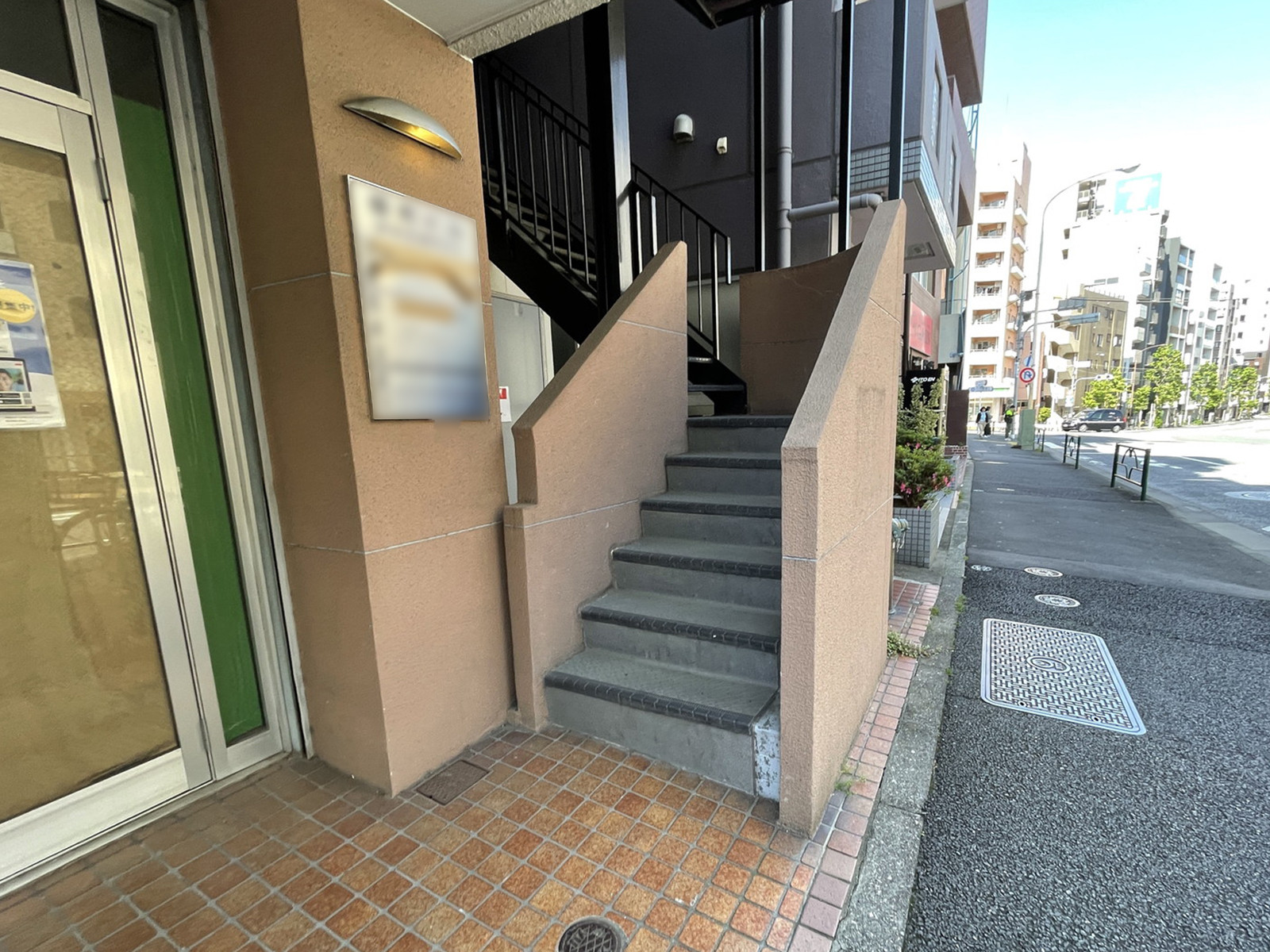 オフィスビル出入口