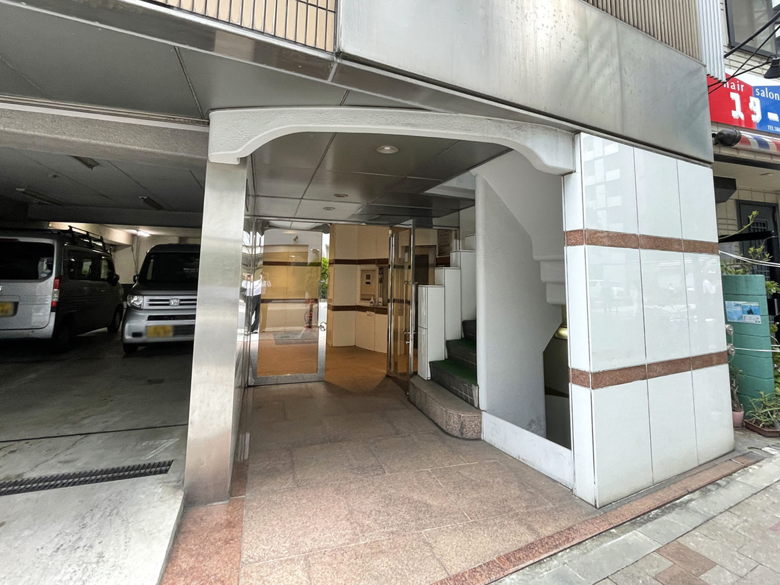 オフィスビル出入口