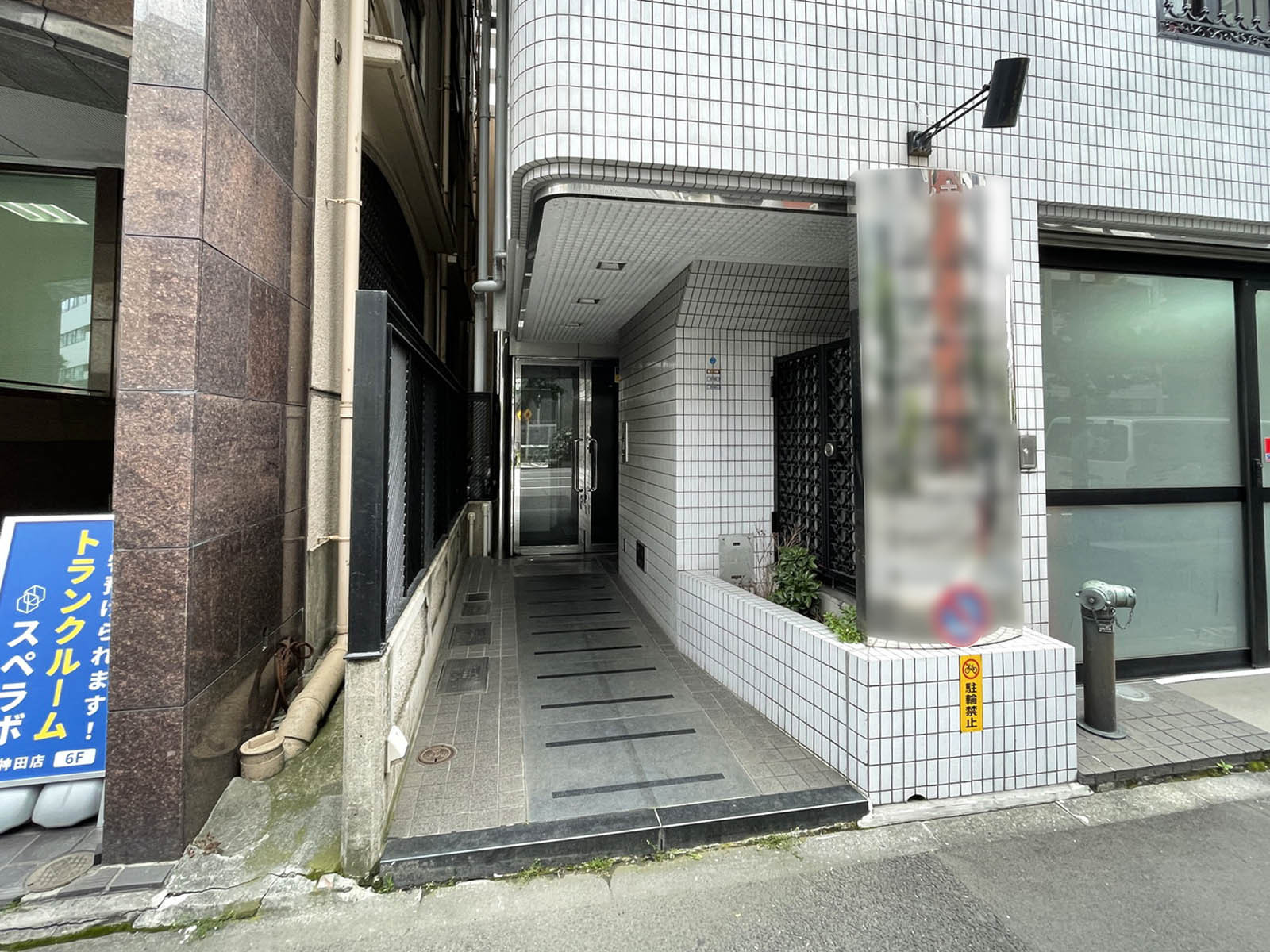 オフィスビル出入口