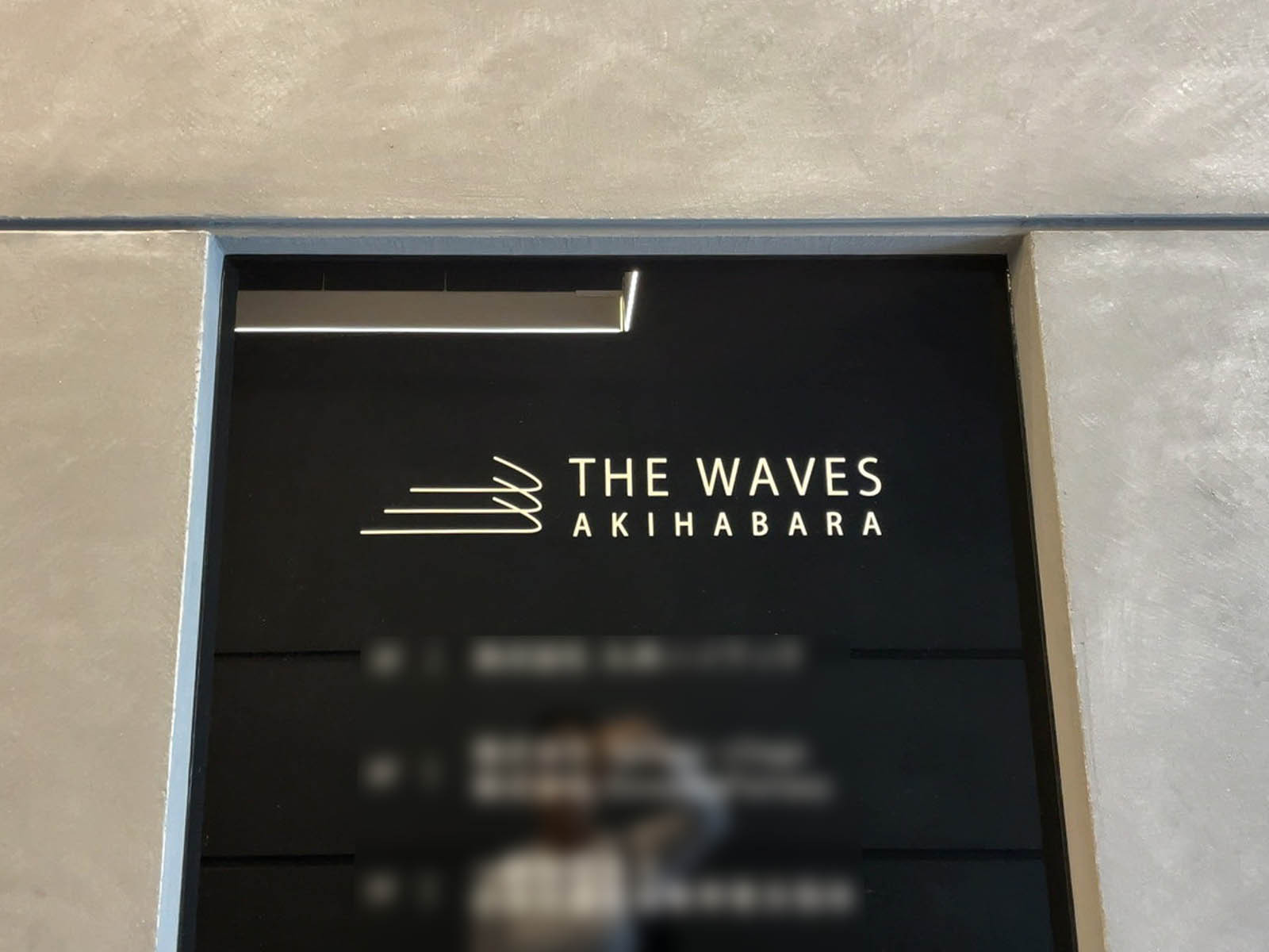 ネームプレート：THE WAVES AKIHABARA