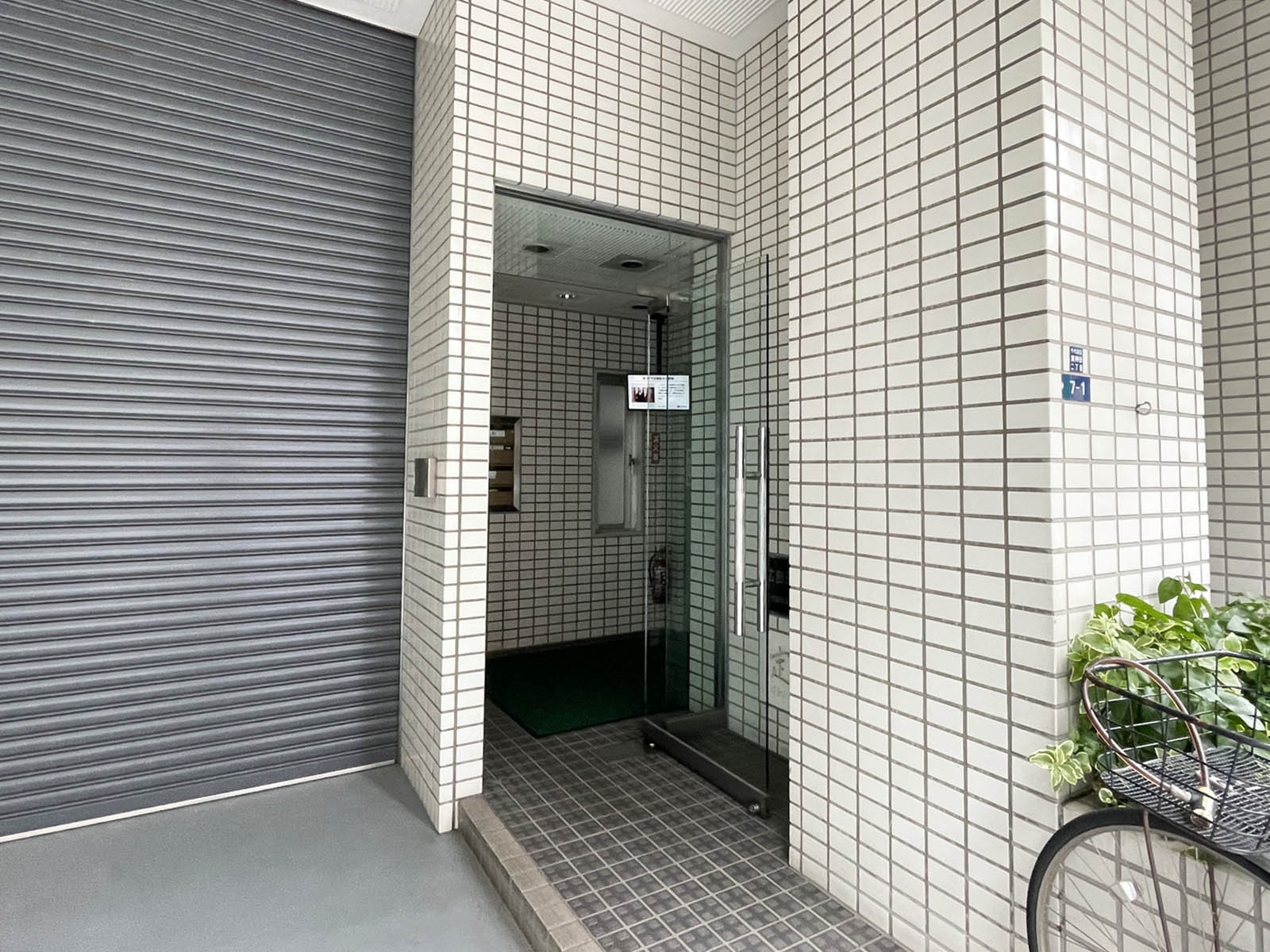 オフィスビル出入口