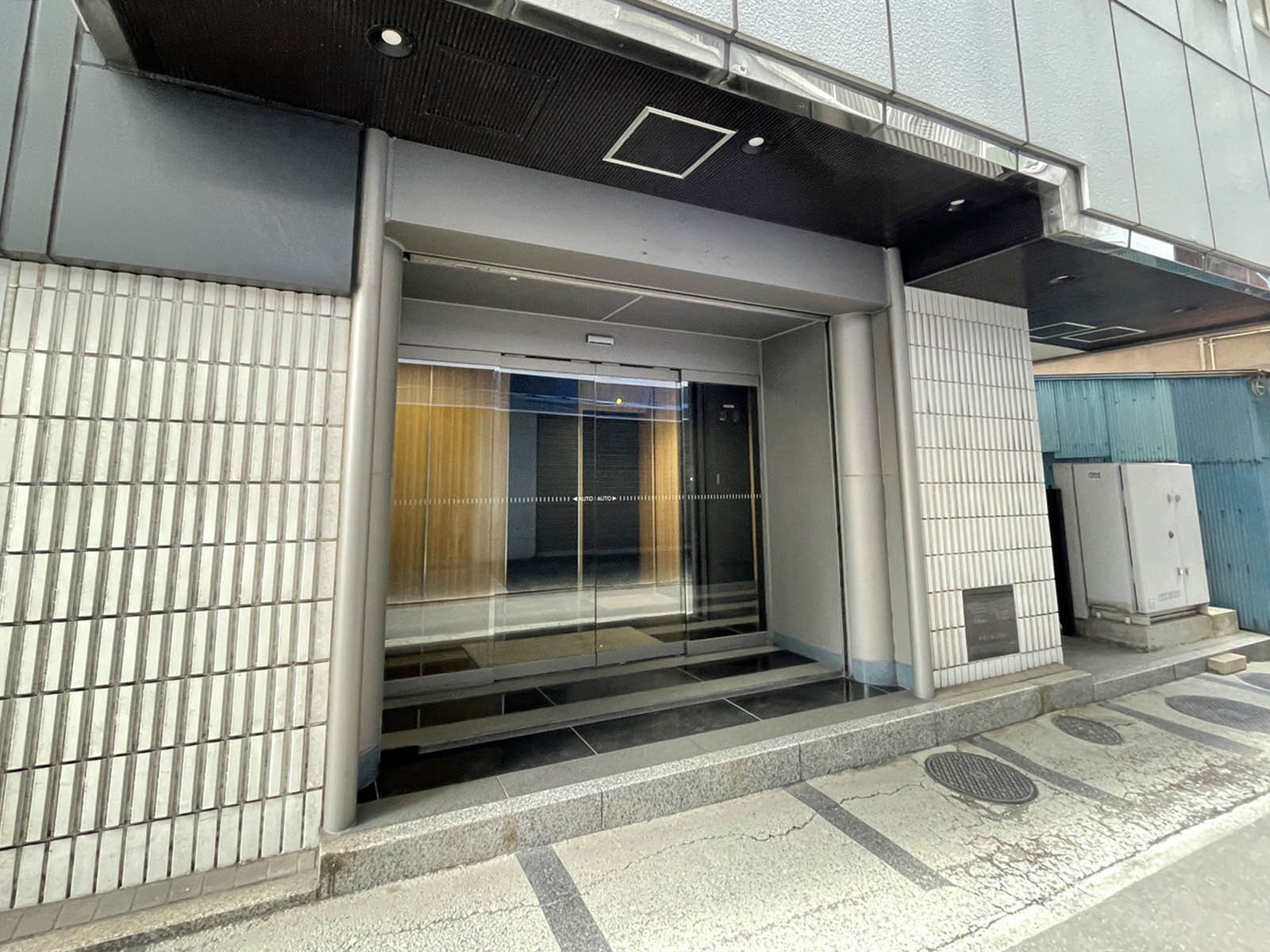 オフィスビル出入口