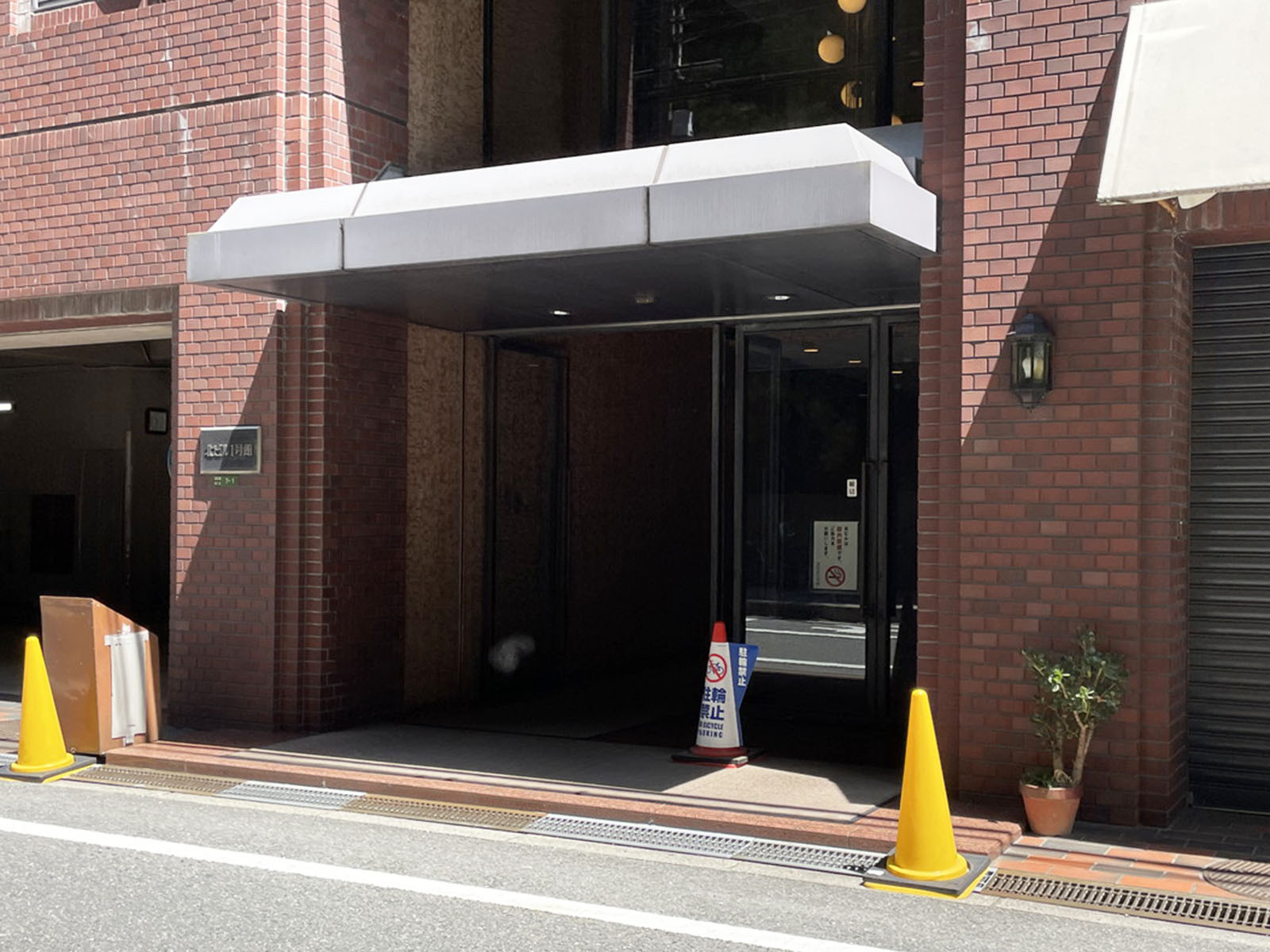 オフィスビル出入口