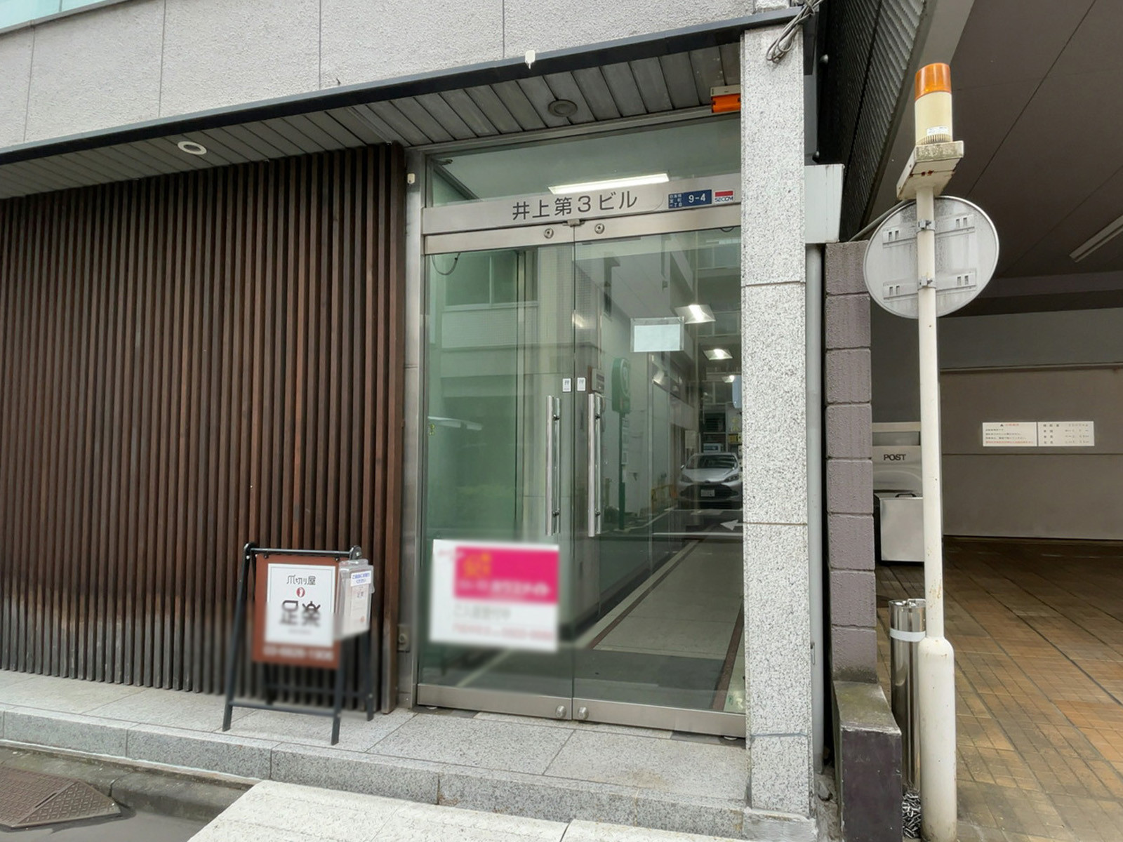 オフィスビル出入口