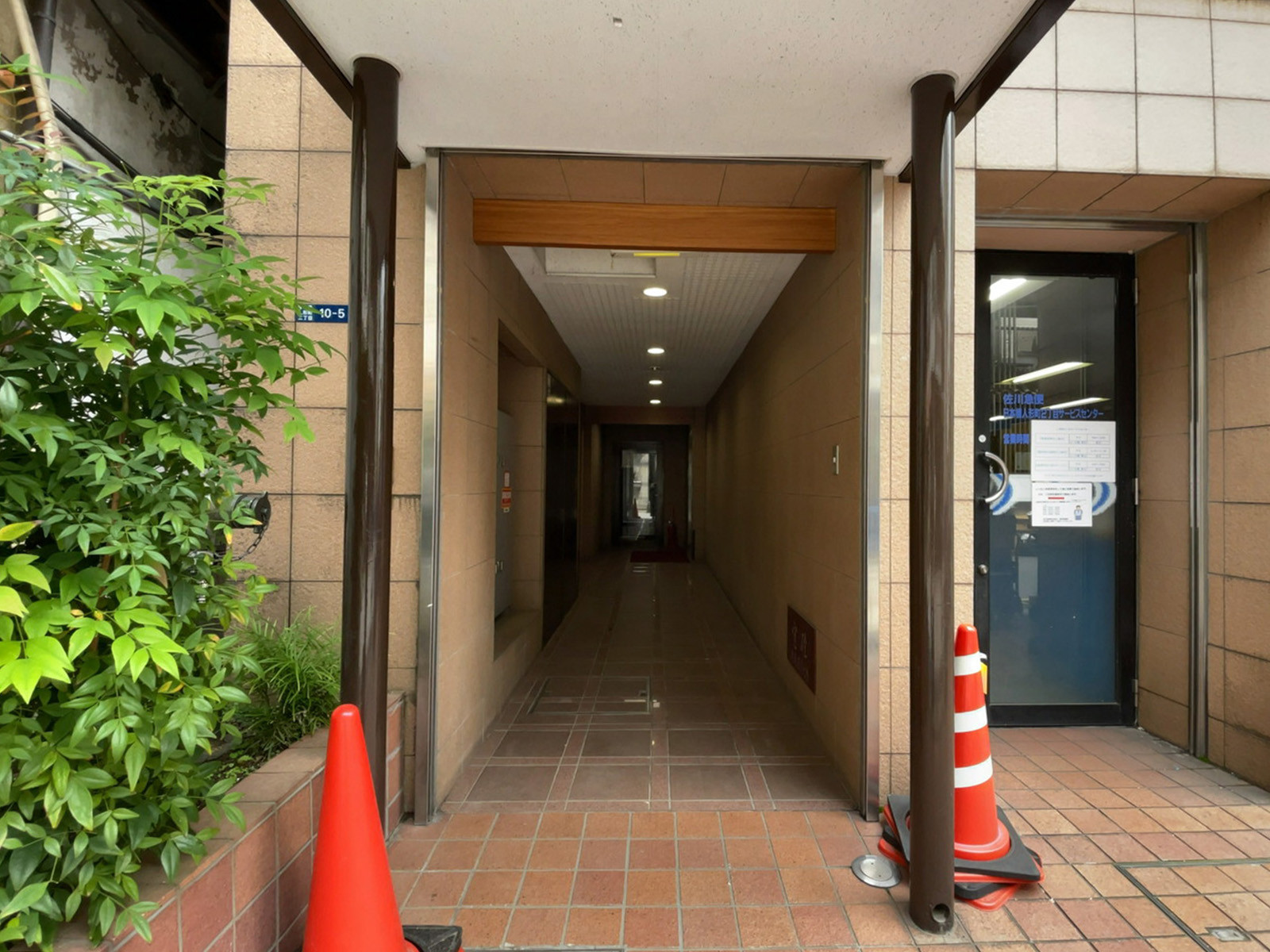 オフィスビル出入口