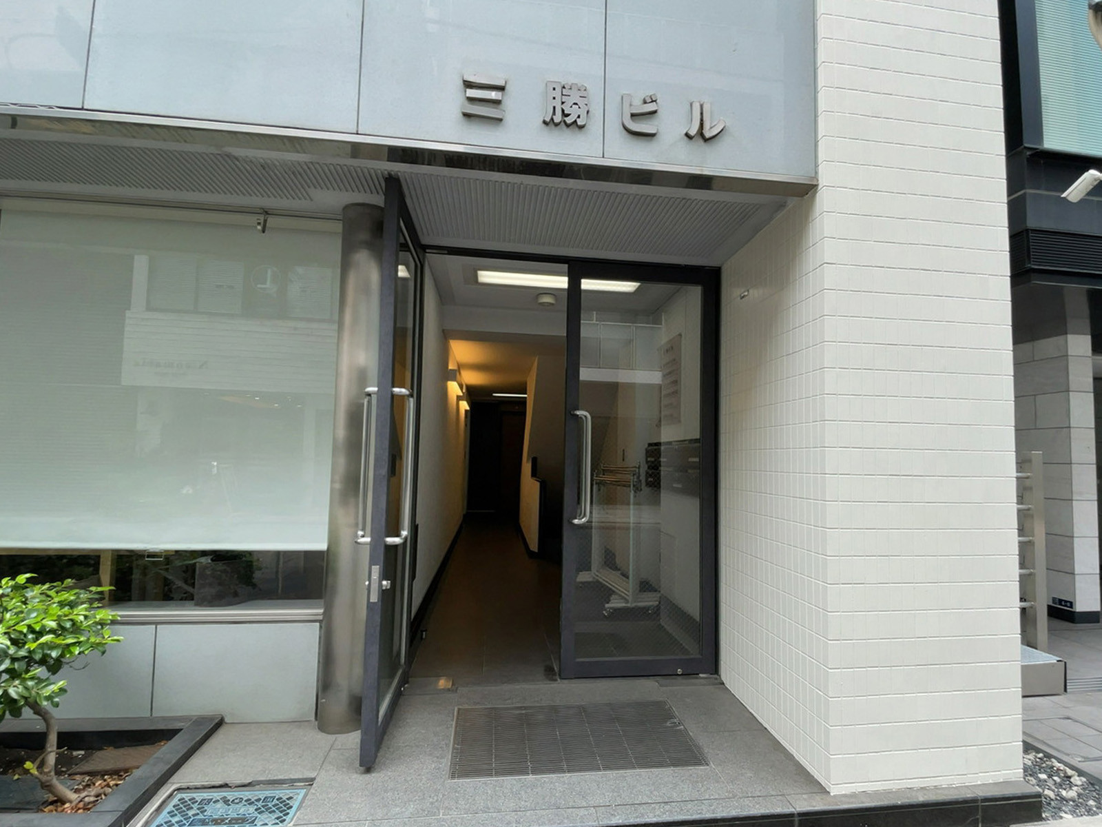 オフィスビル出入口