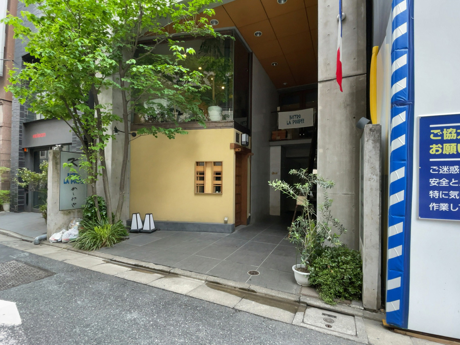 オフィスビル出入口