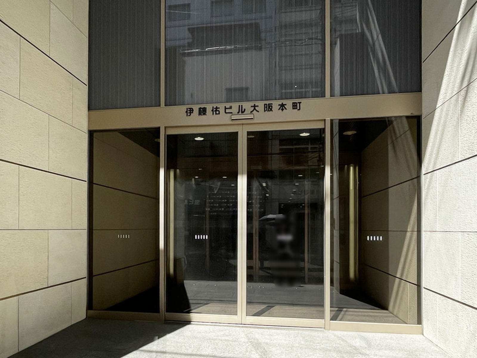 オフィスビル出入口