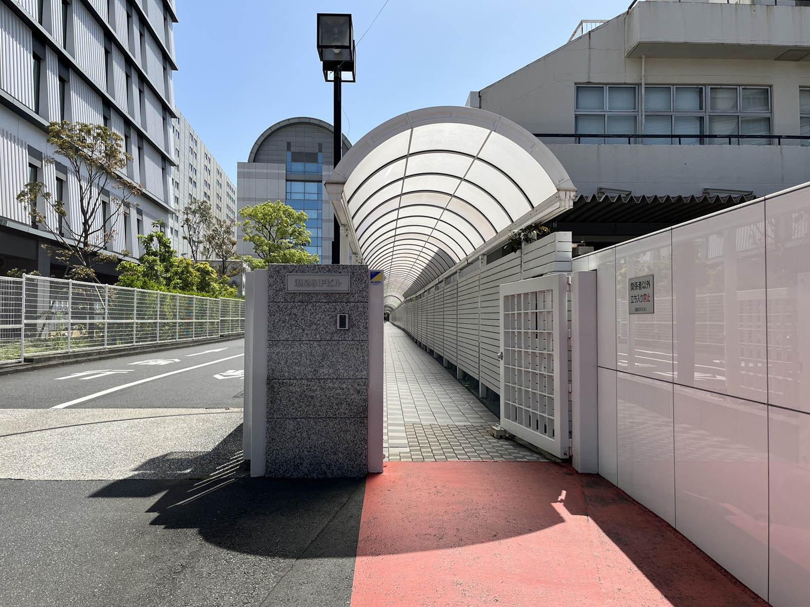 オフィスビル出入口