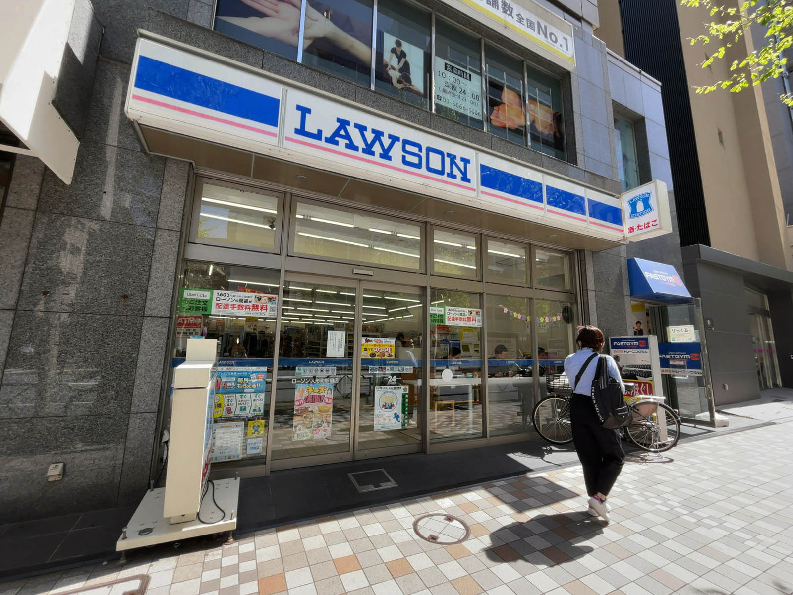 1階のローソン人形町駅前店