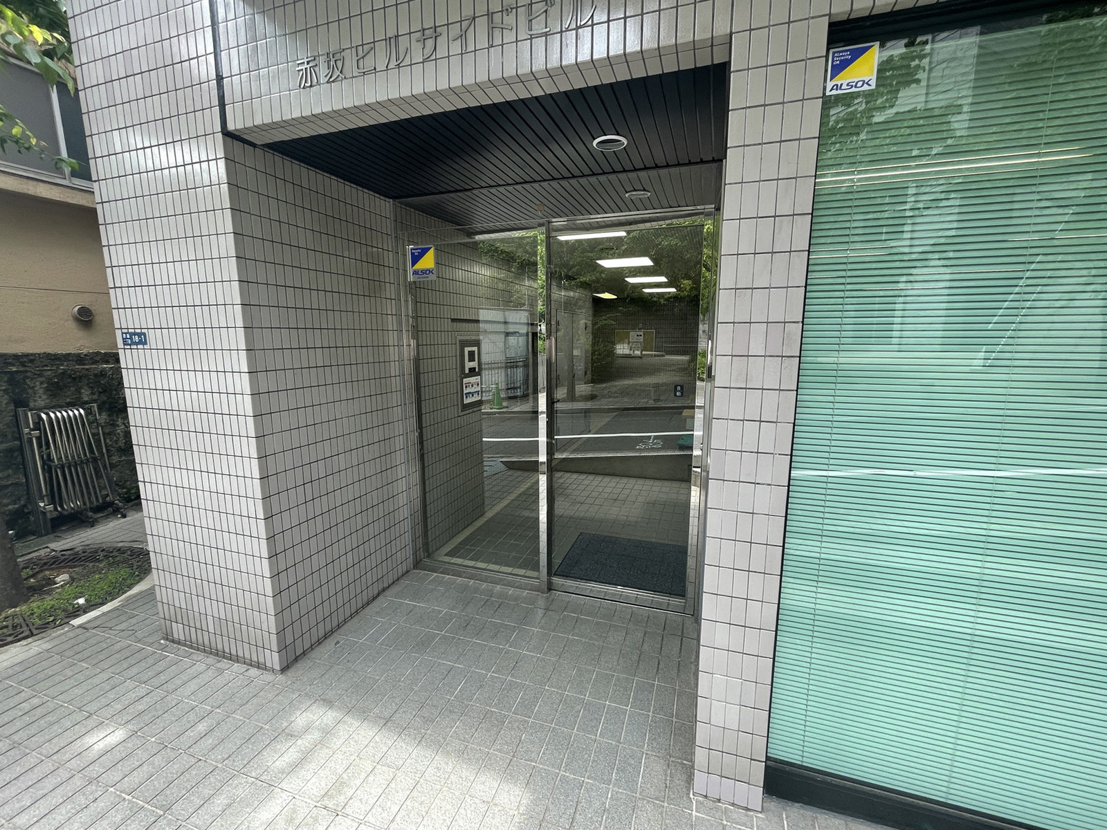 オフィスビル出入口