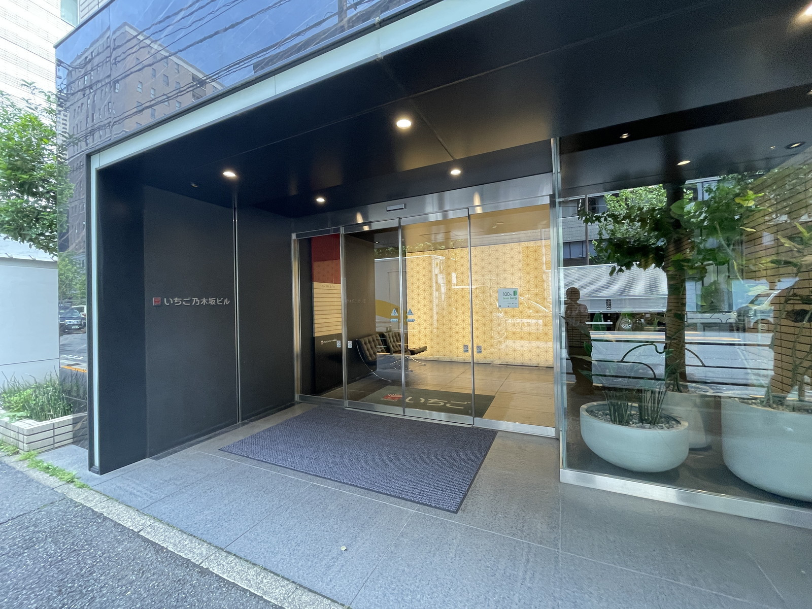 オフィスビル出入口