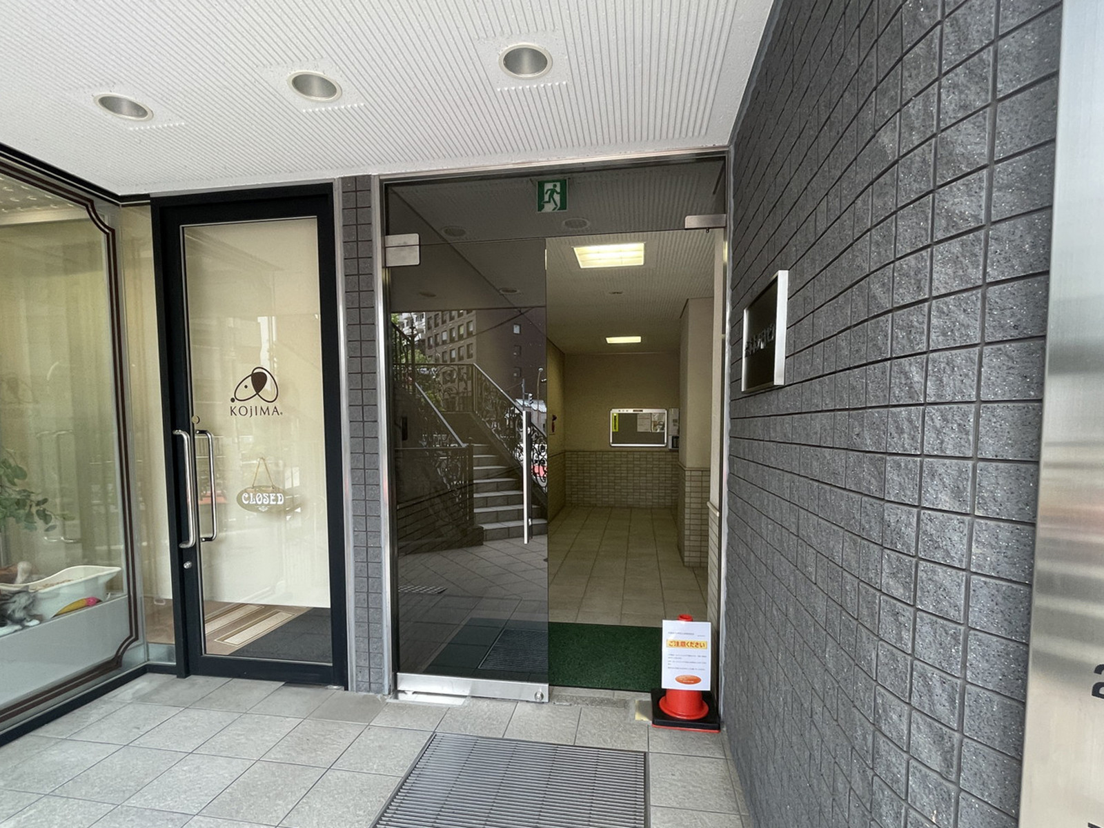 オフィスビル出入口