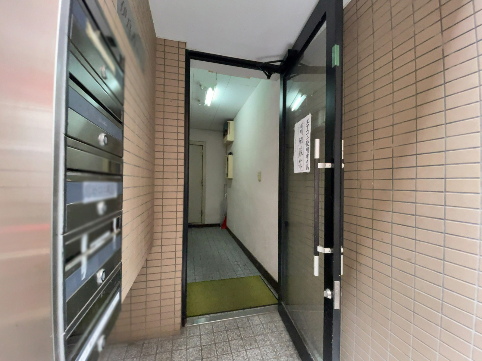 オフィスビル出入口