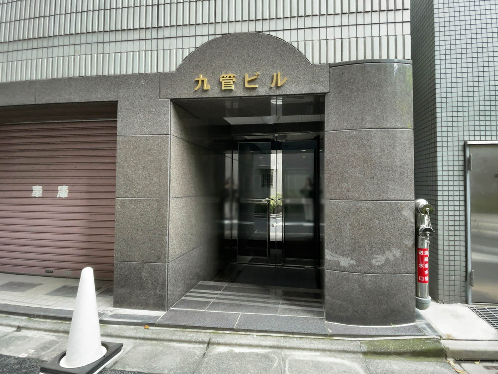 オフィスビル出入口