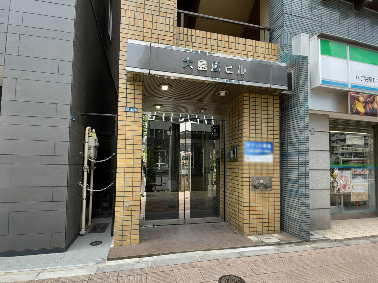 オフィスビル出入口