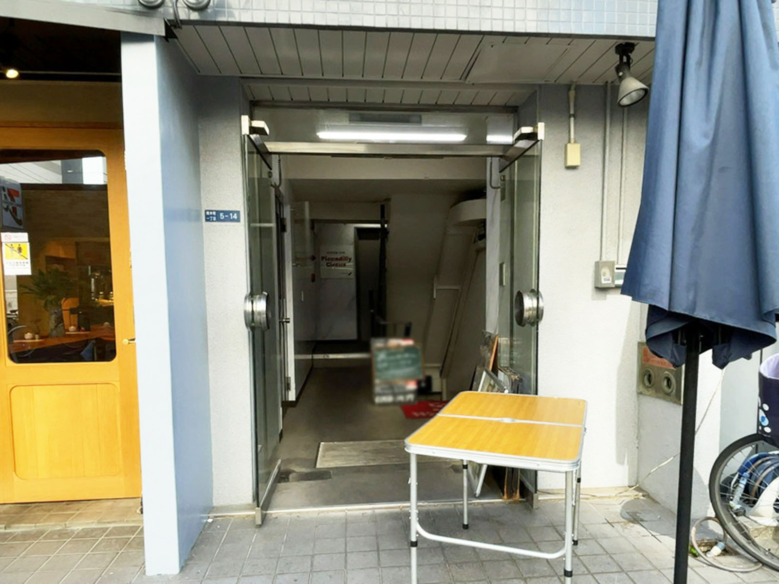 オフィスビル出入口