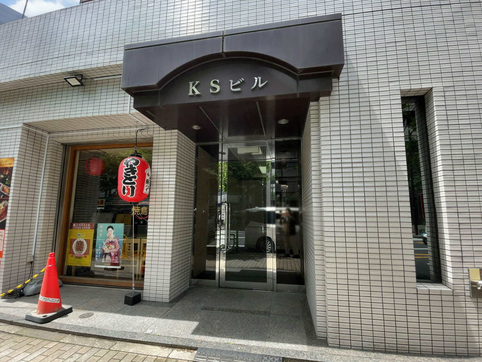 オフィスビル出入口