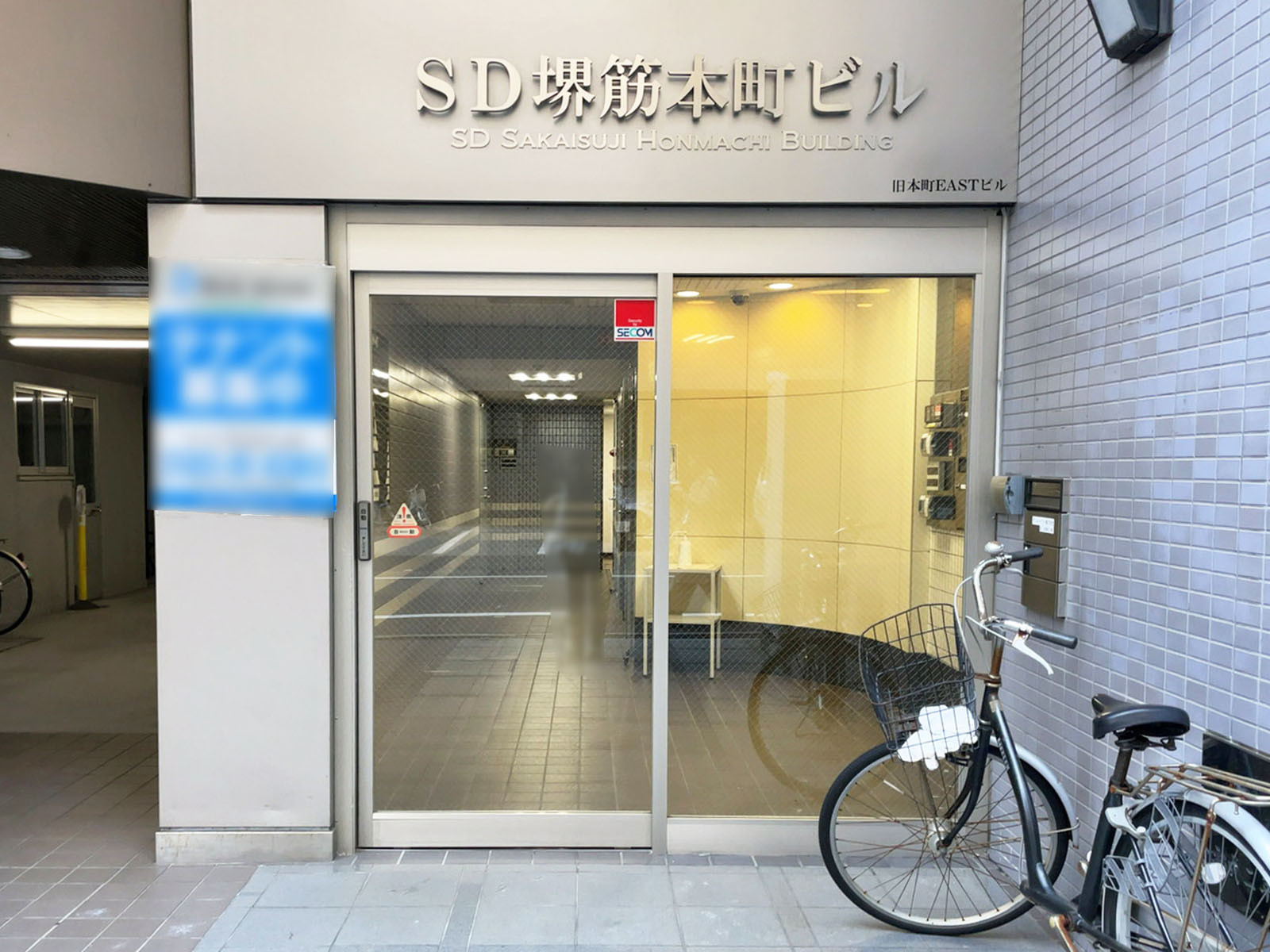 オフィスビル出入口