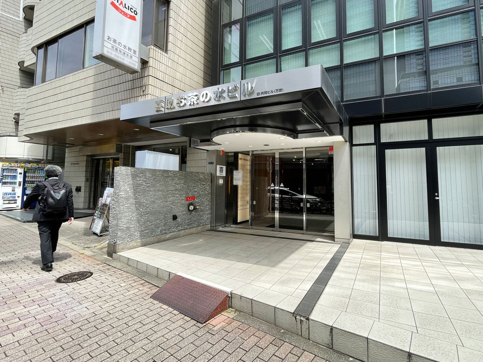 オフィスビル出入口
