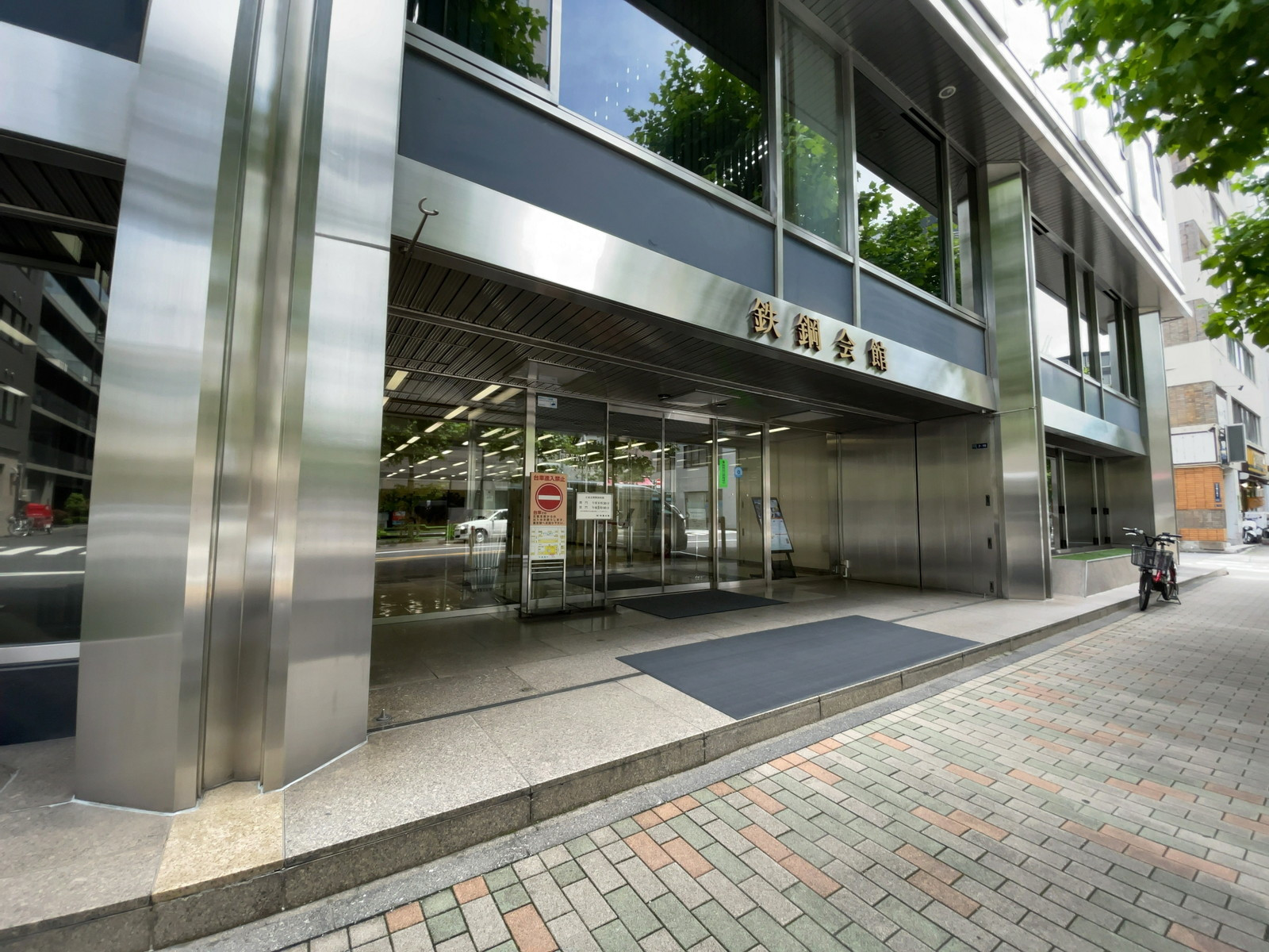 オフィスビル出入口