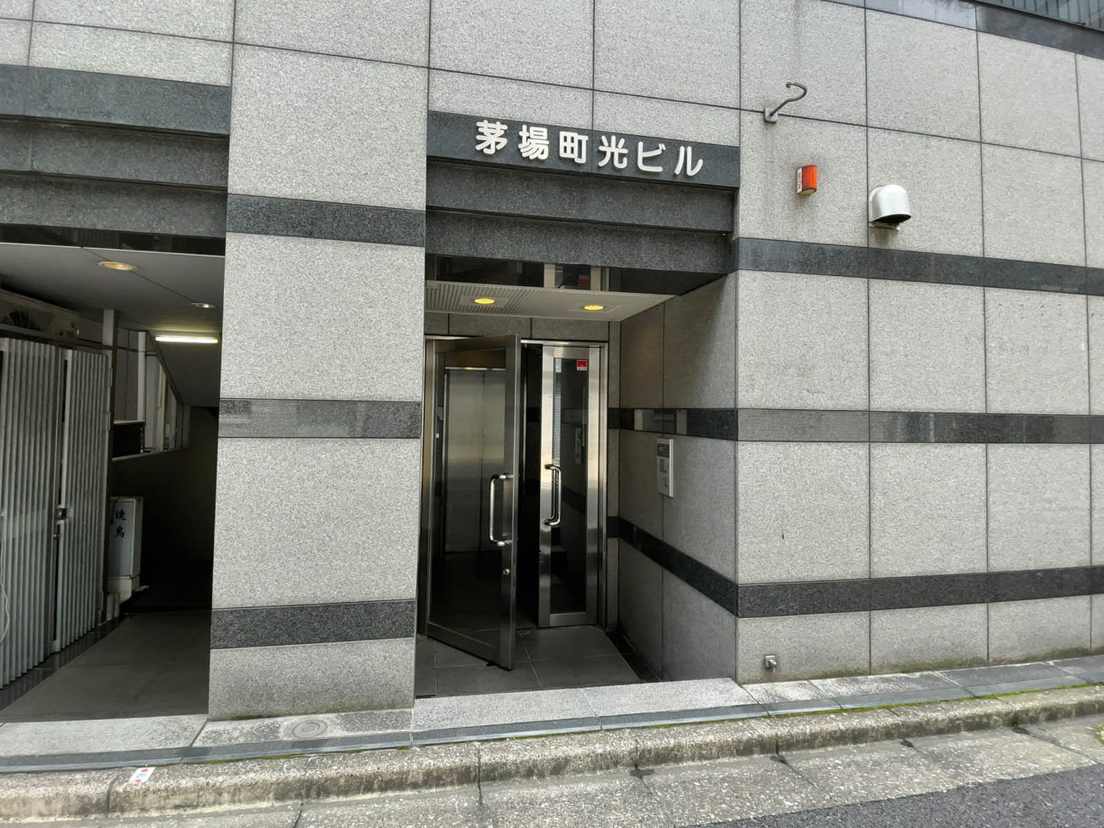オフィスビル出入口