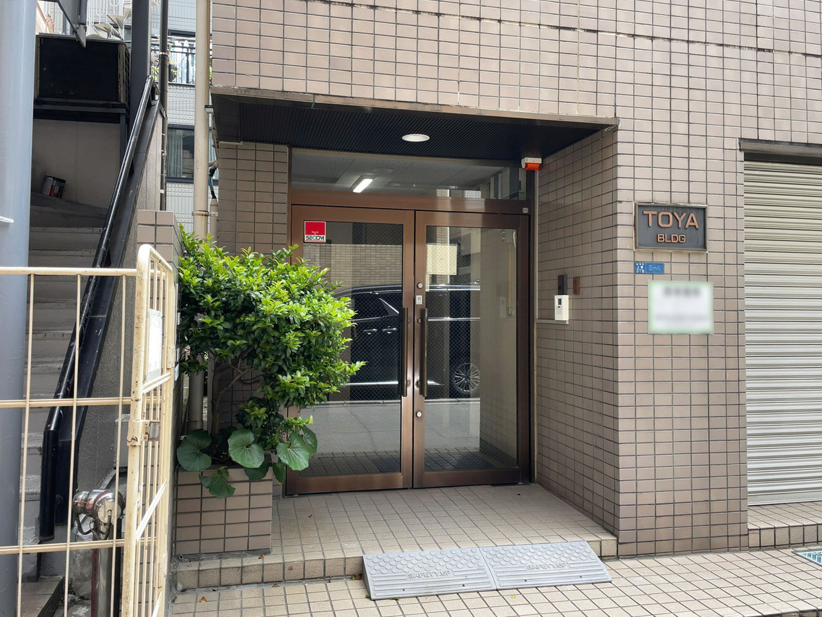 オフィスビル出入口