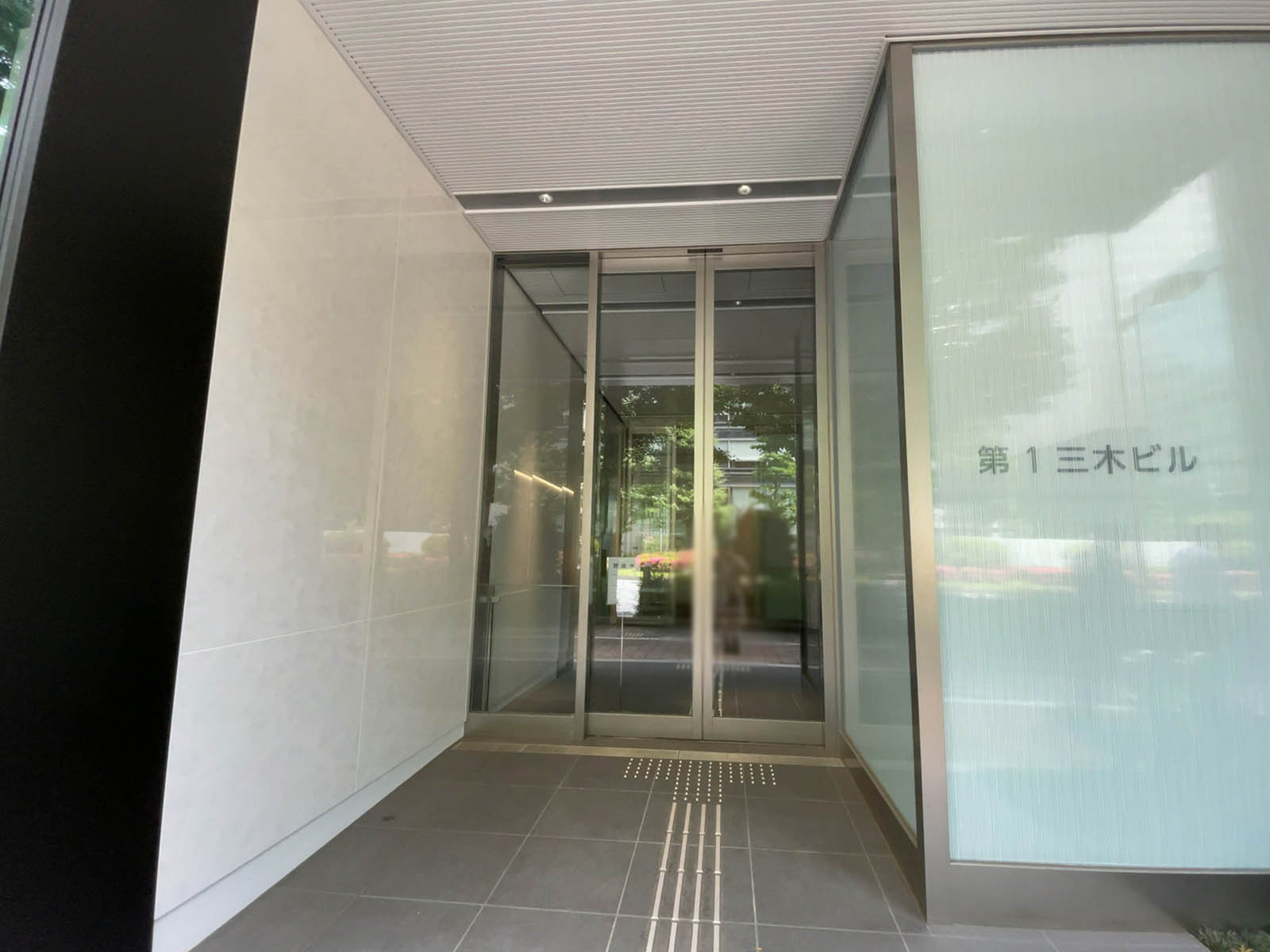 オフィスビル出入口