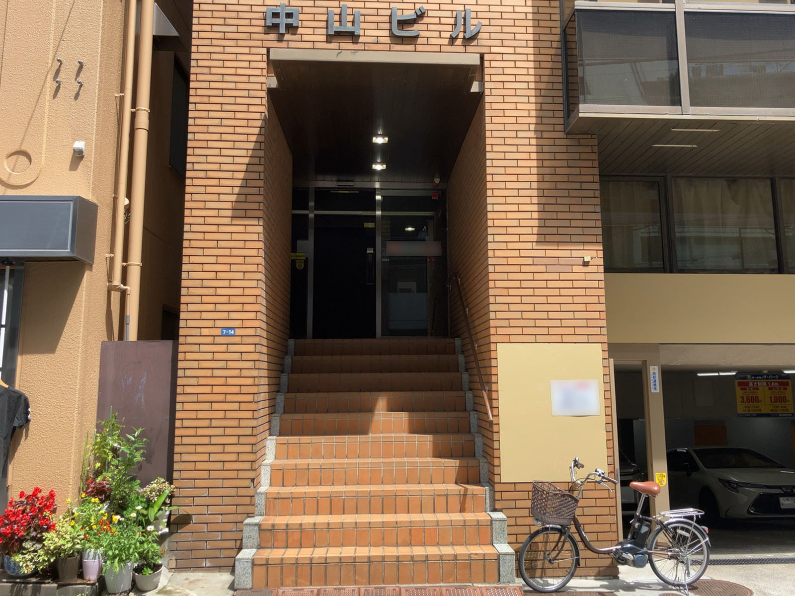 オフィスビル出入口