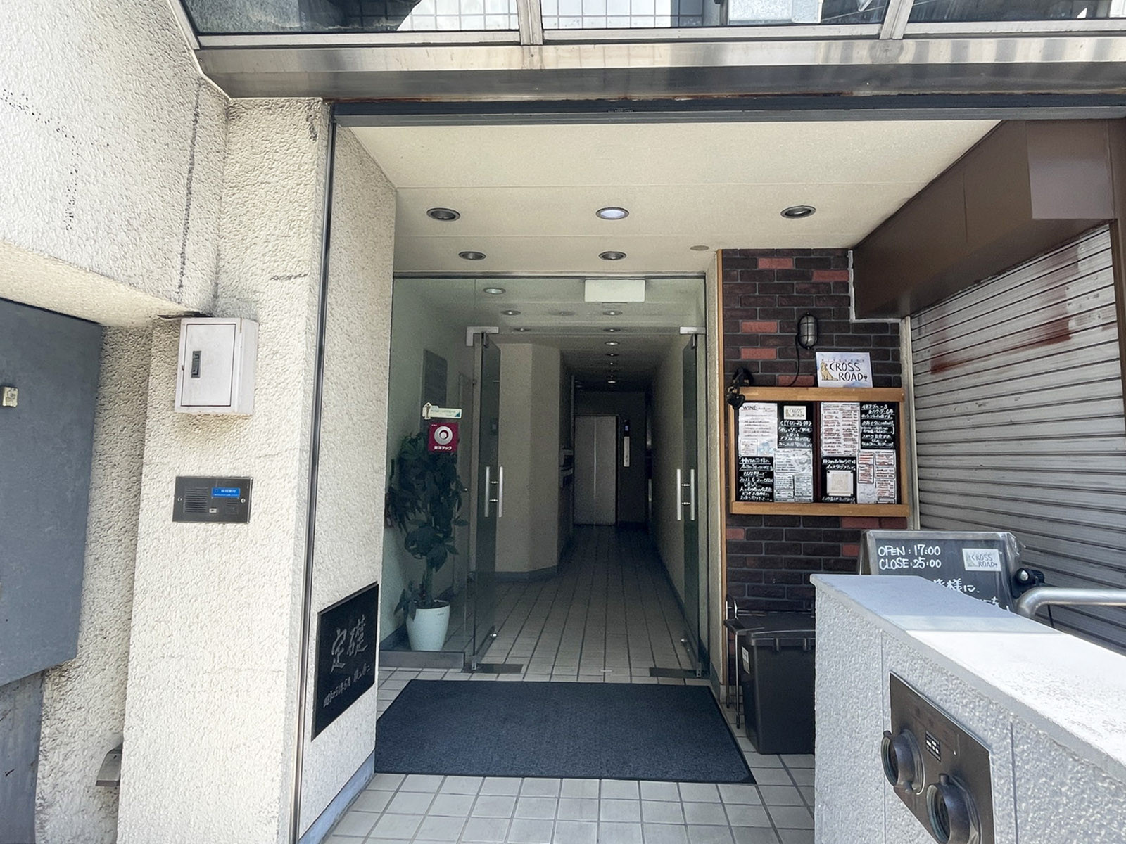 オフィスビル出入口