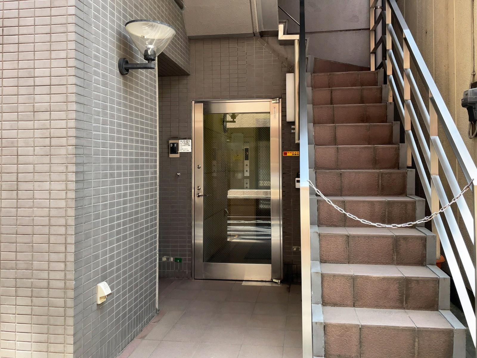 オフィスビル出入口