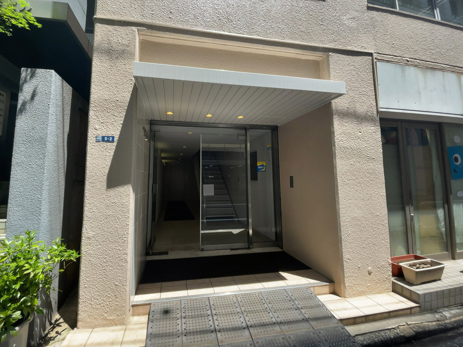 オフィスビル出入口