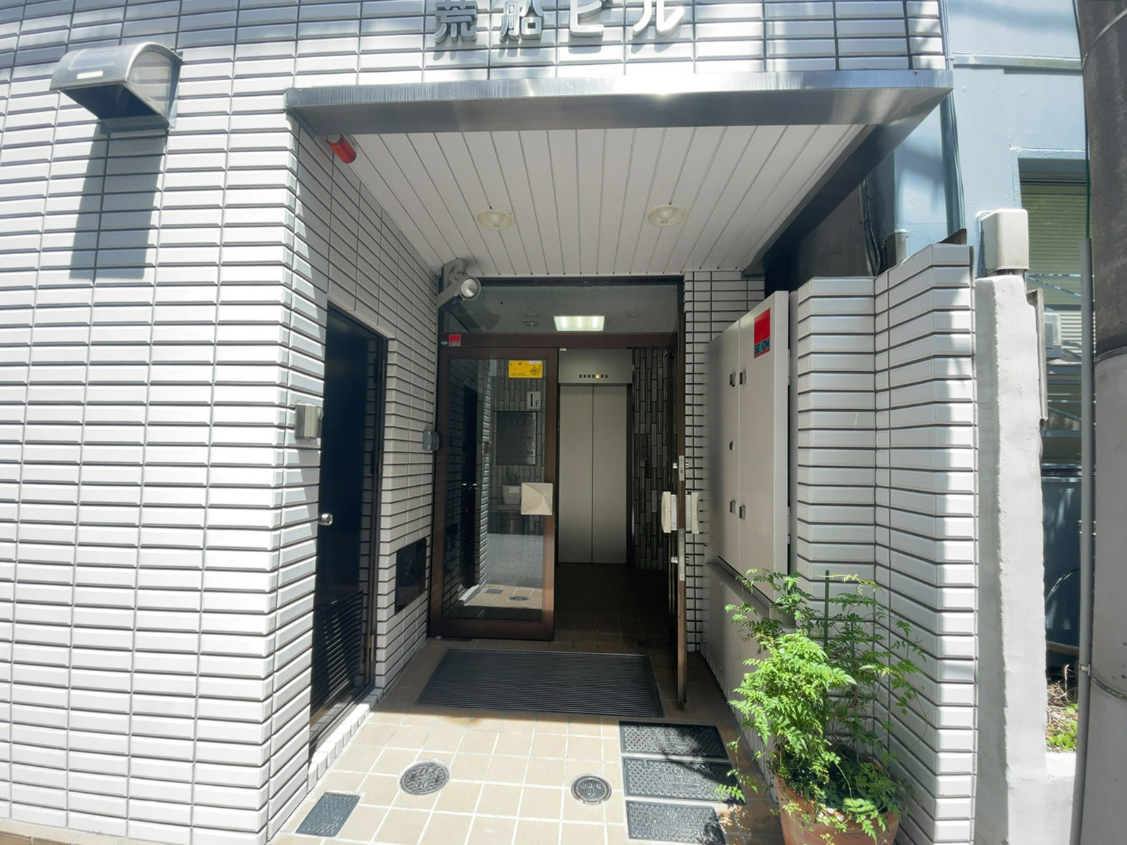 オフィスビル出入口